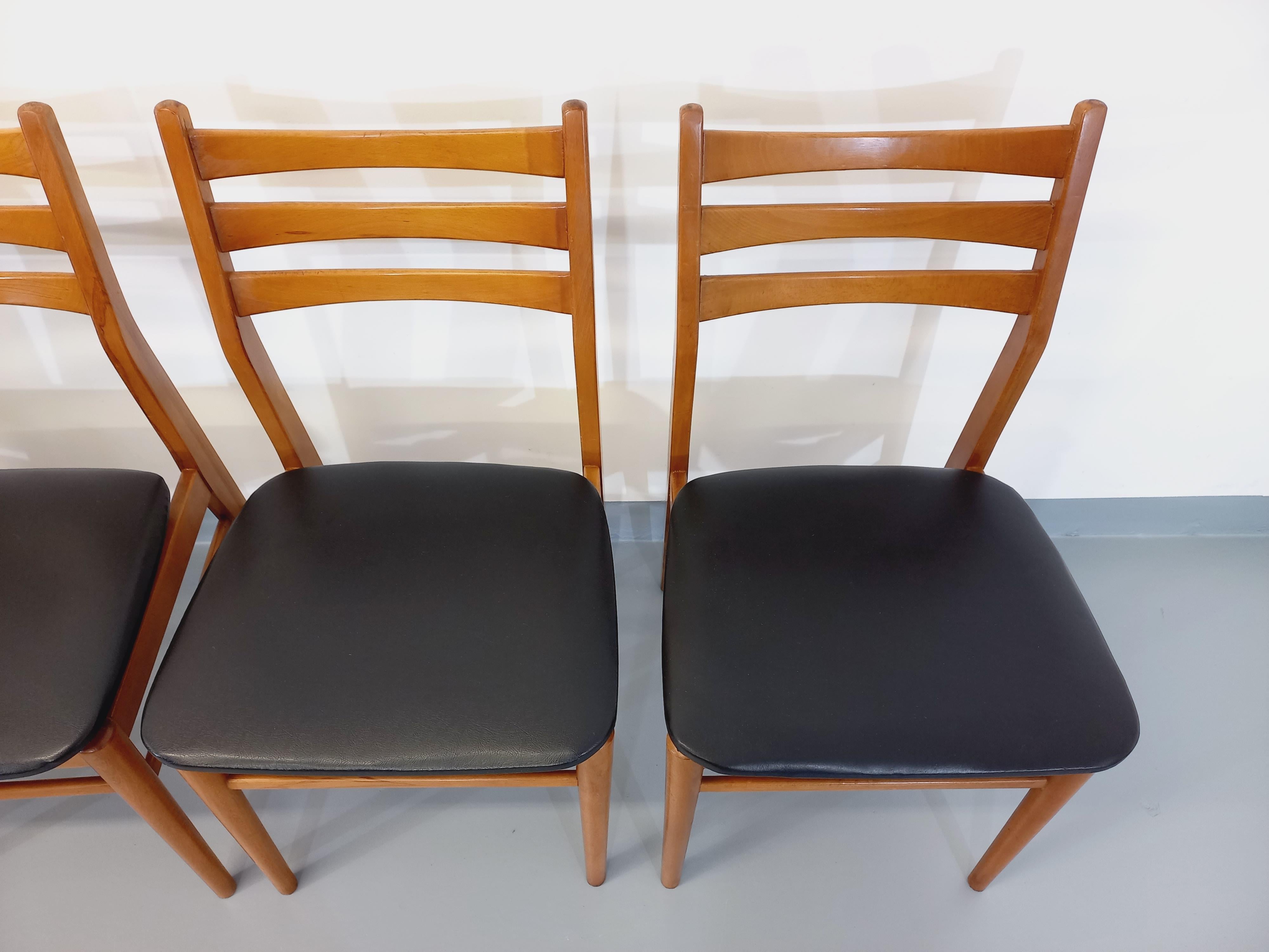 Suite de 4 chaises scandinaves vintage en bois et skai des années 50 60 1