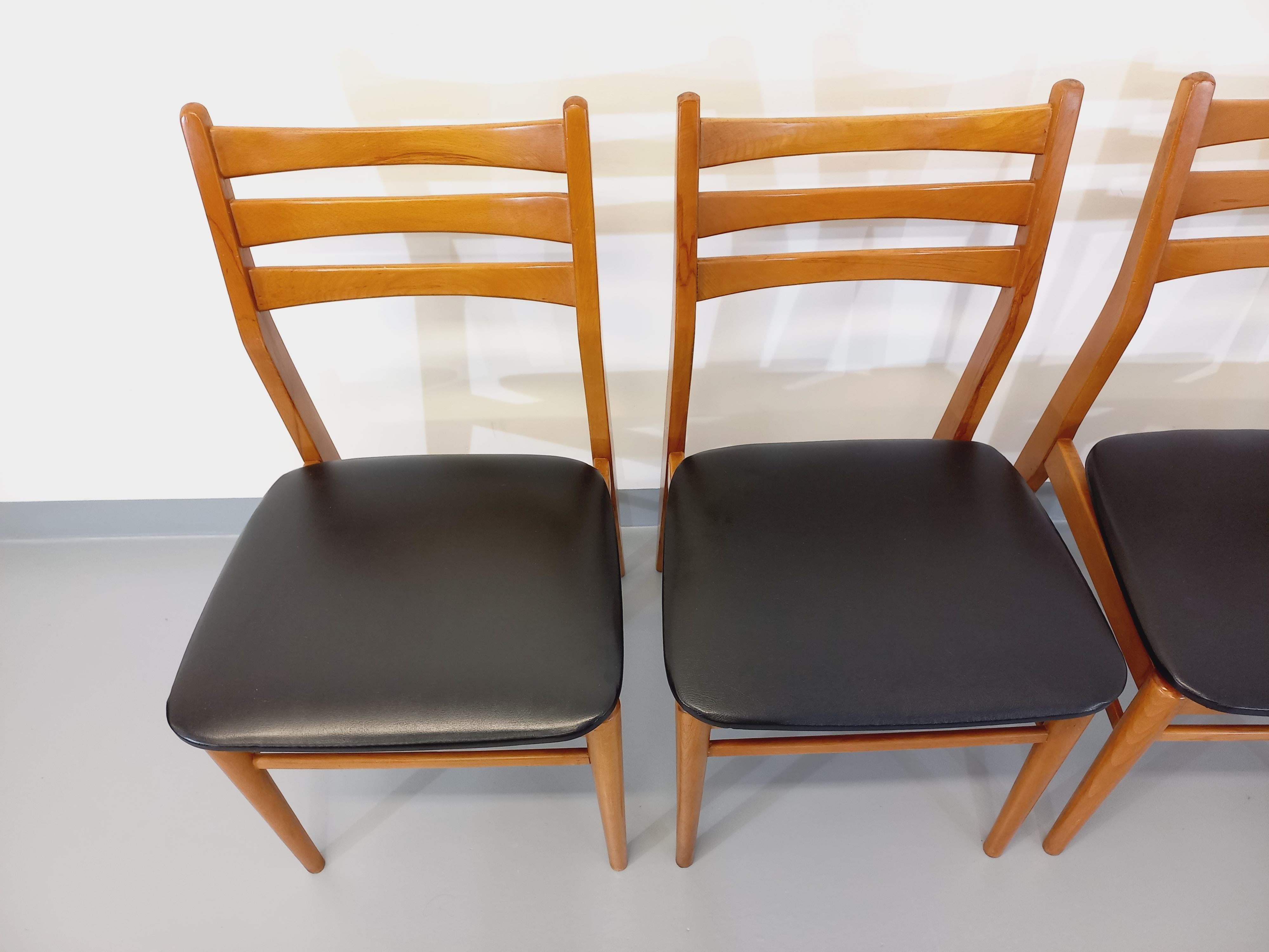 Suite de 4 chaises scandinaves vintage en bois et skai des années 50 60 2