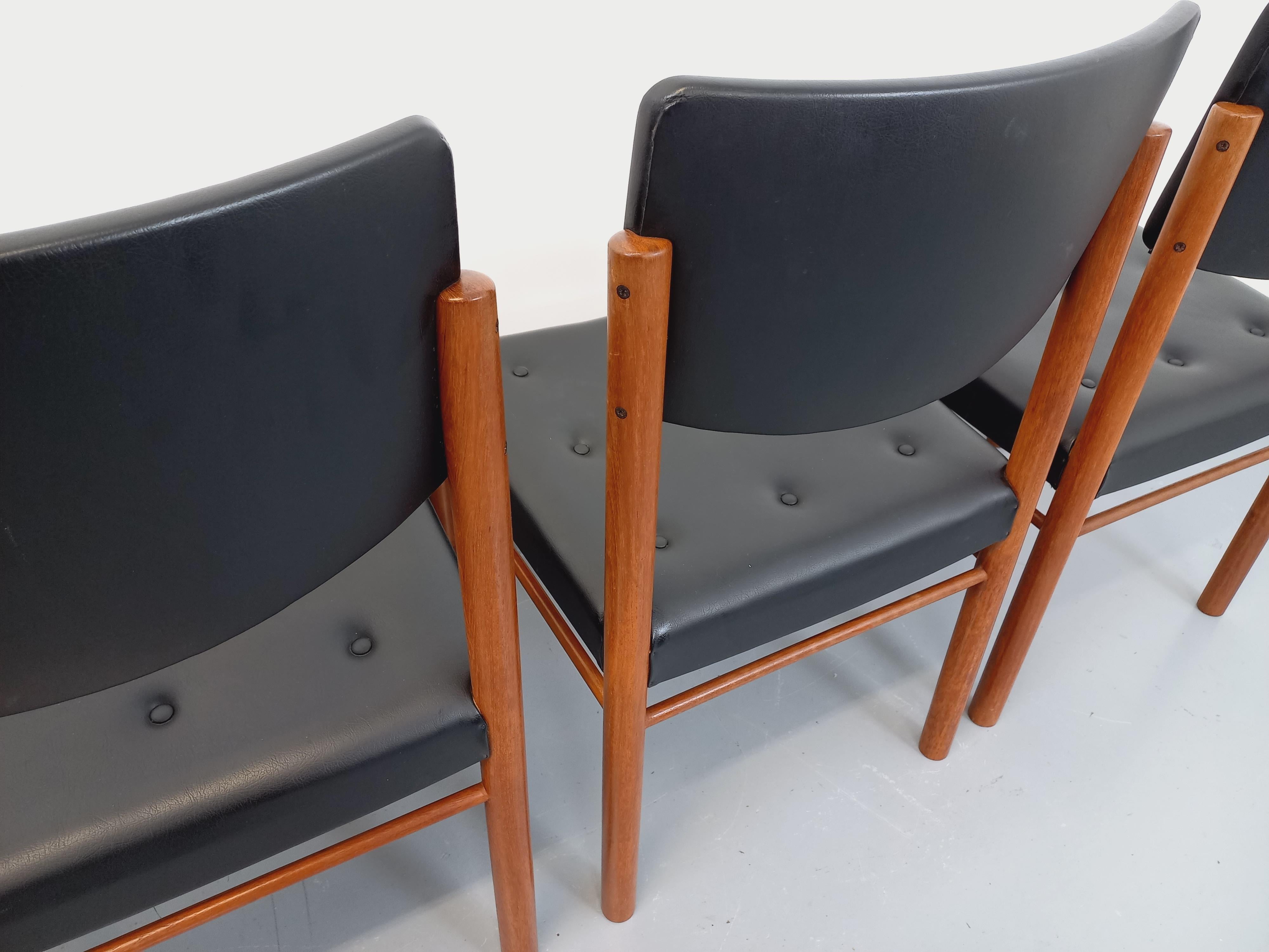 Suite de 4 chaises scandinaves vintage en teck des années 50 60 im Angebot 4