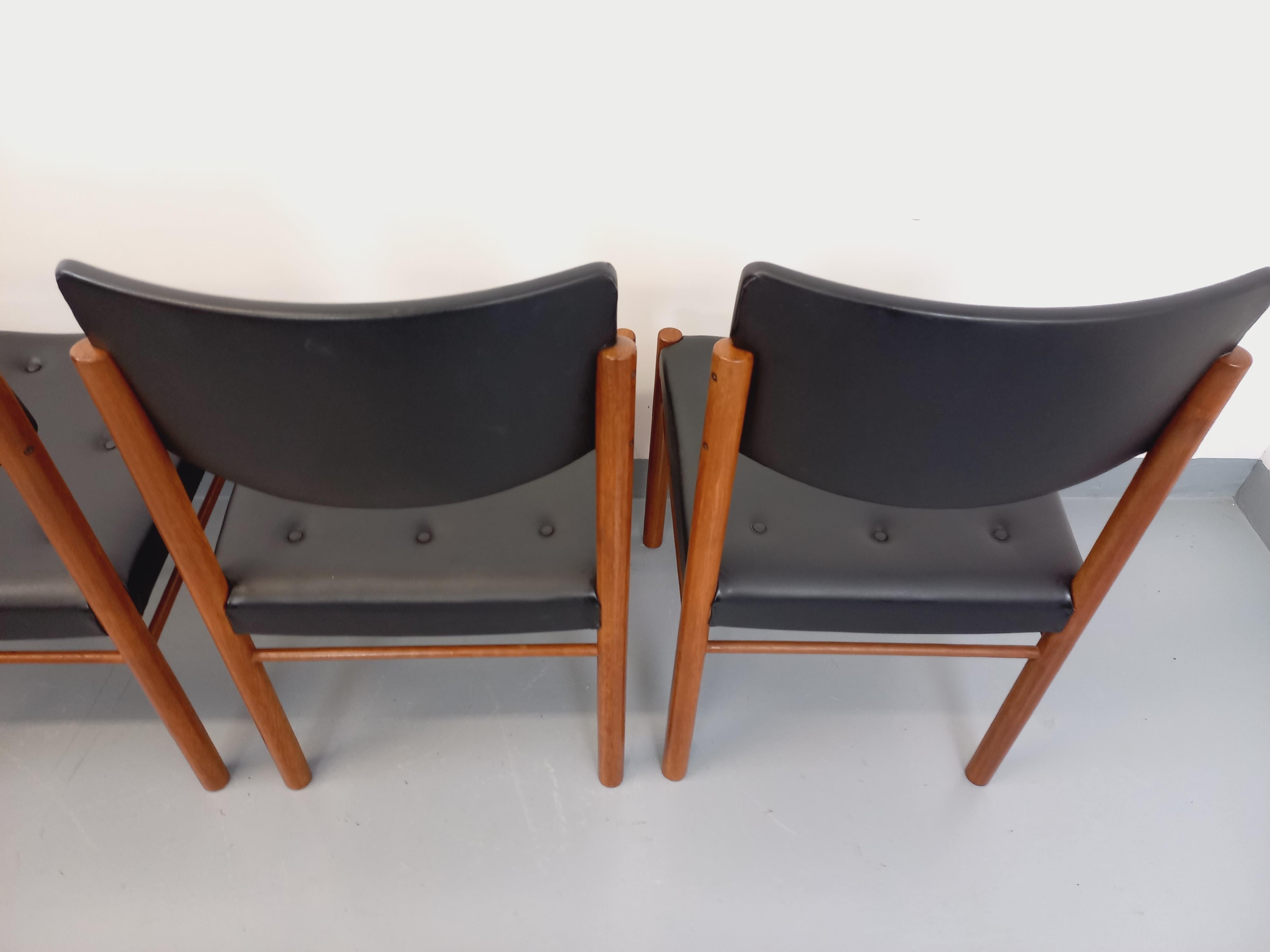 Suite de 4 chaises scandinaves vintage en teck des années 50 60 im Angebot 5