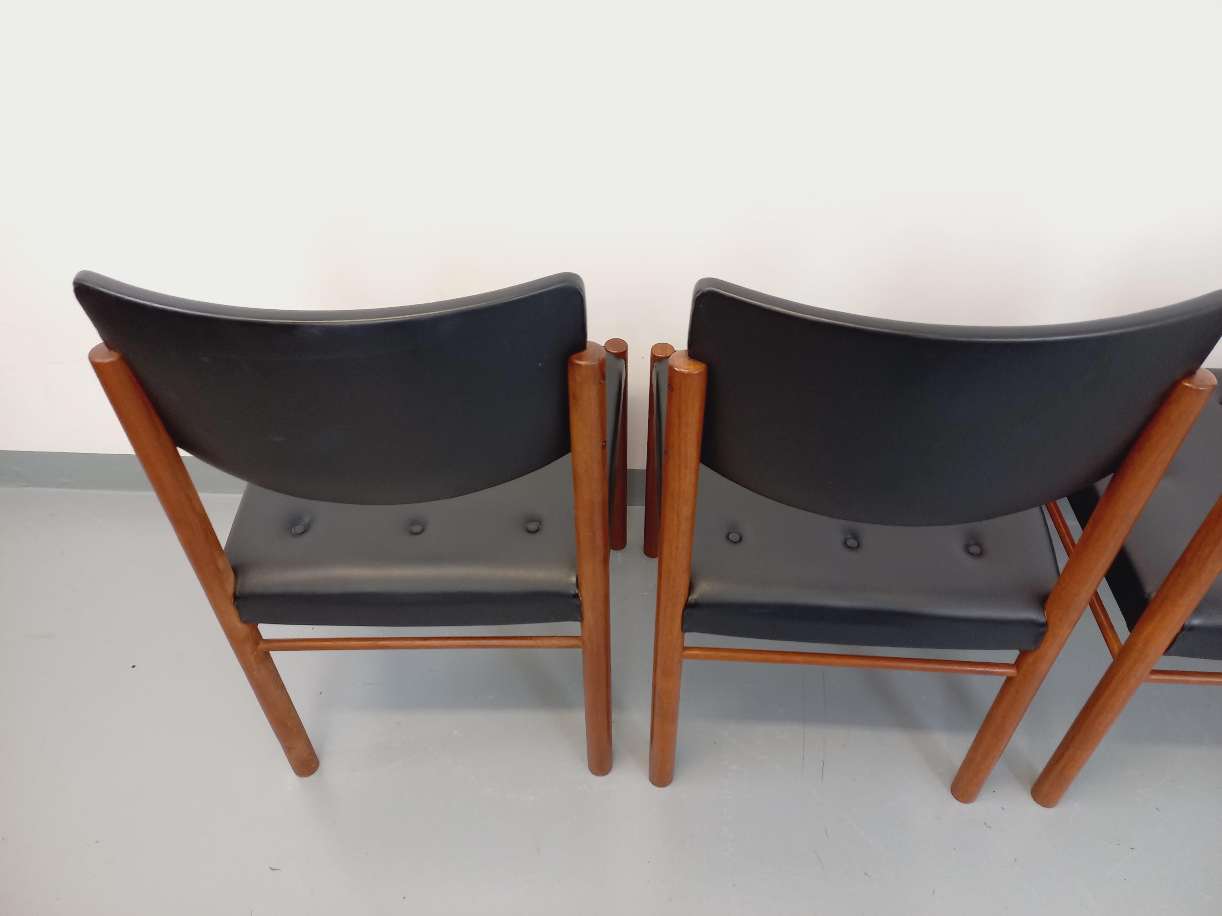 Suite de 4 chaises scandinaves vintage en teck des années 50 60 im Angebot 6