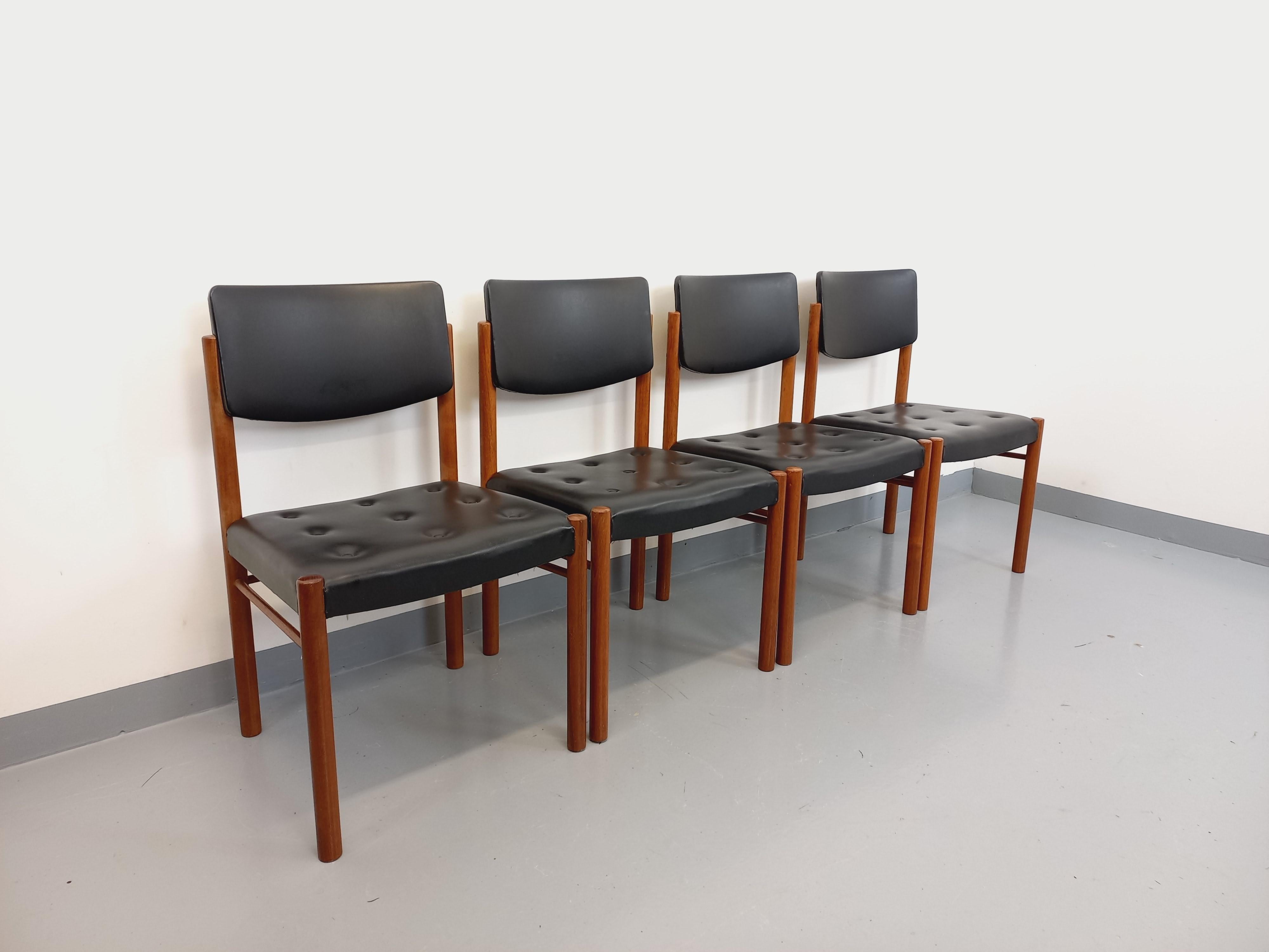 Suite de 4 chaises scandinaves vintage en teck des années 50 60 im Angebot 12