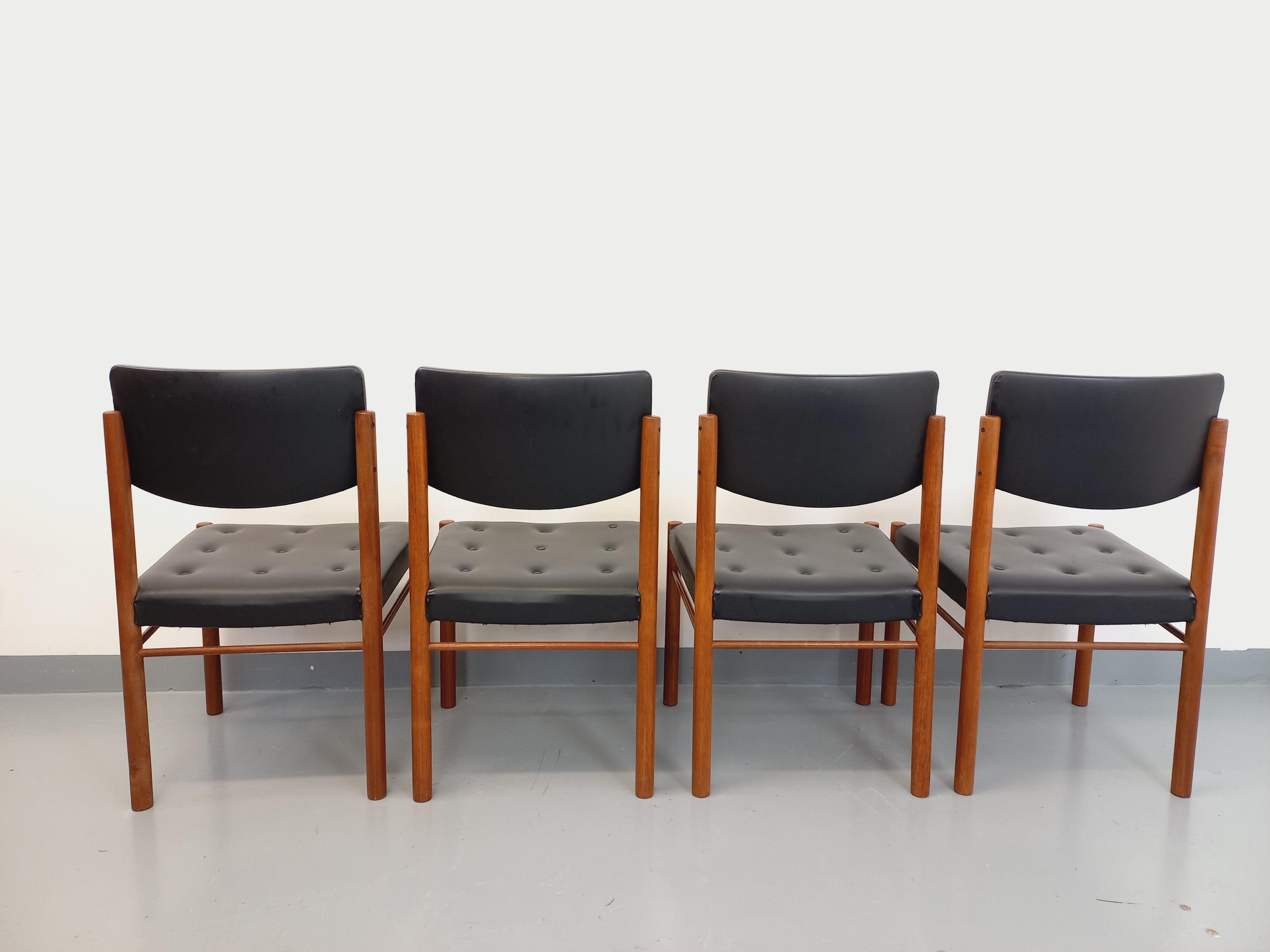 4 Liegen im skandinavischen Vintage-Stil aus massivem Teakholz und schwarzem Skai aus den 60er Jahren, sehr guter Gesamtzustand. Assise capitonnée large et confortable.
Ref 220 201
Gesamthöhe : 84 cm
Arschbackenhöhe : 46 cm
Größe : 50 cm
Profil : 47