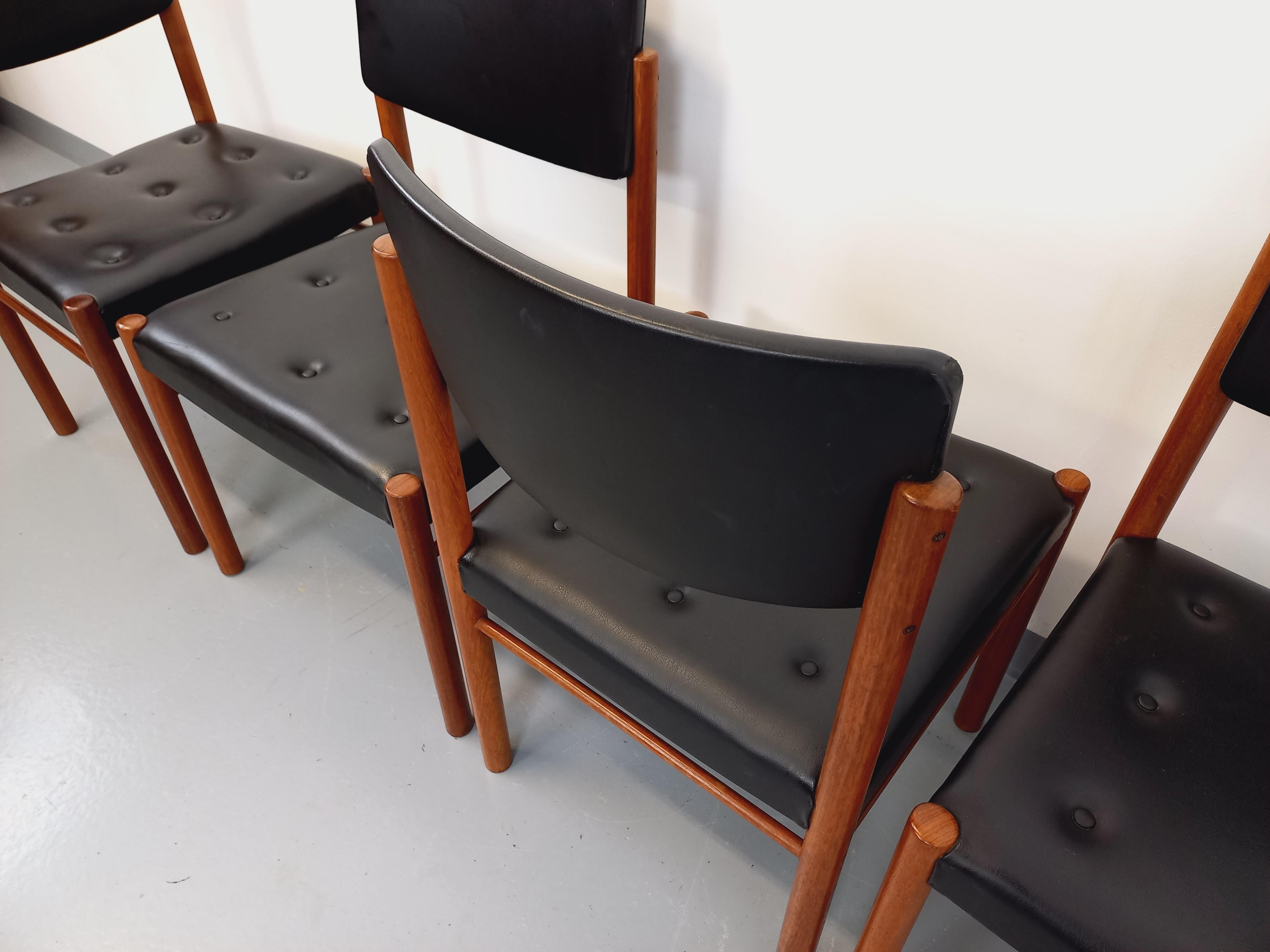 Suite de 4 chaises scandinaves vintage en teck des années 50 60 (Skandinavische Moderne) im Angebot
