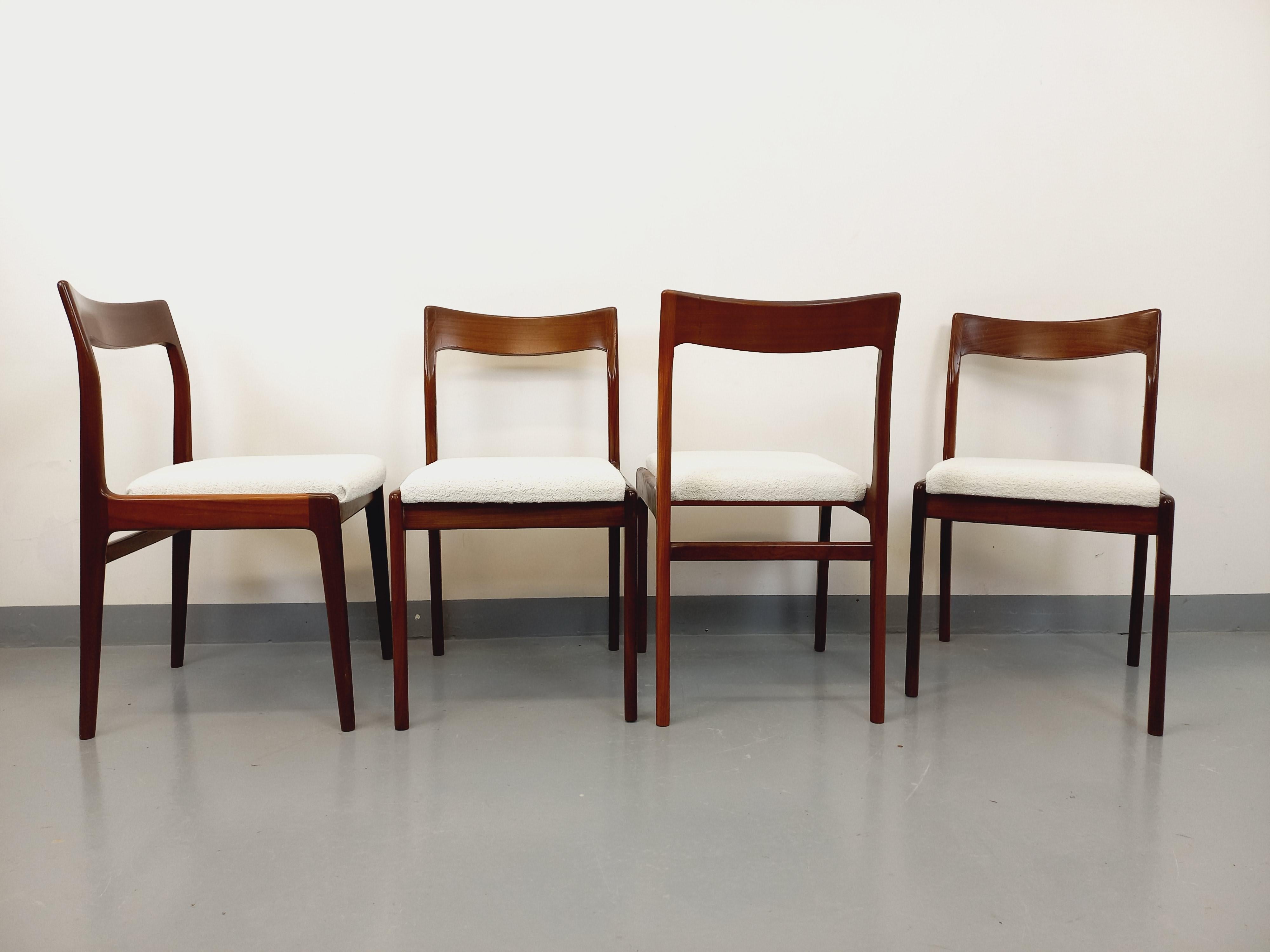 Suite mit 4 skandinavischen Liegestühlen aus den 60er Jahren in Teakholz im Angebot 11