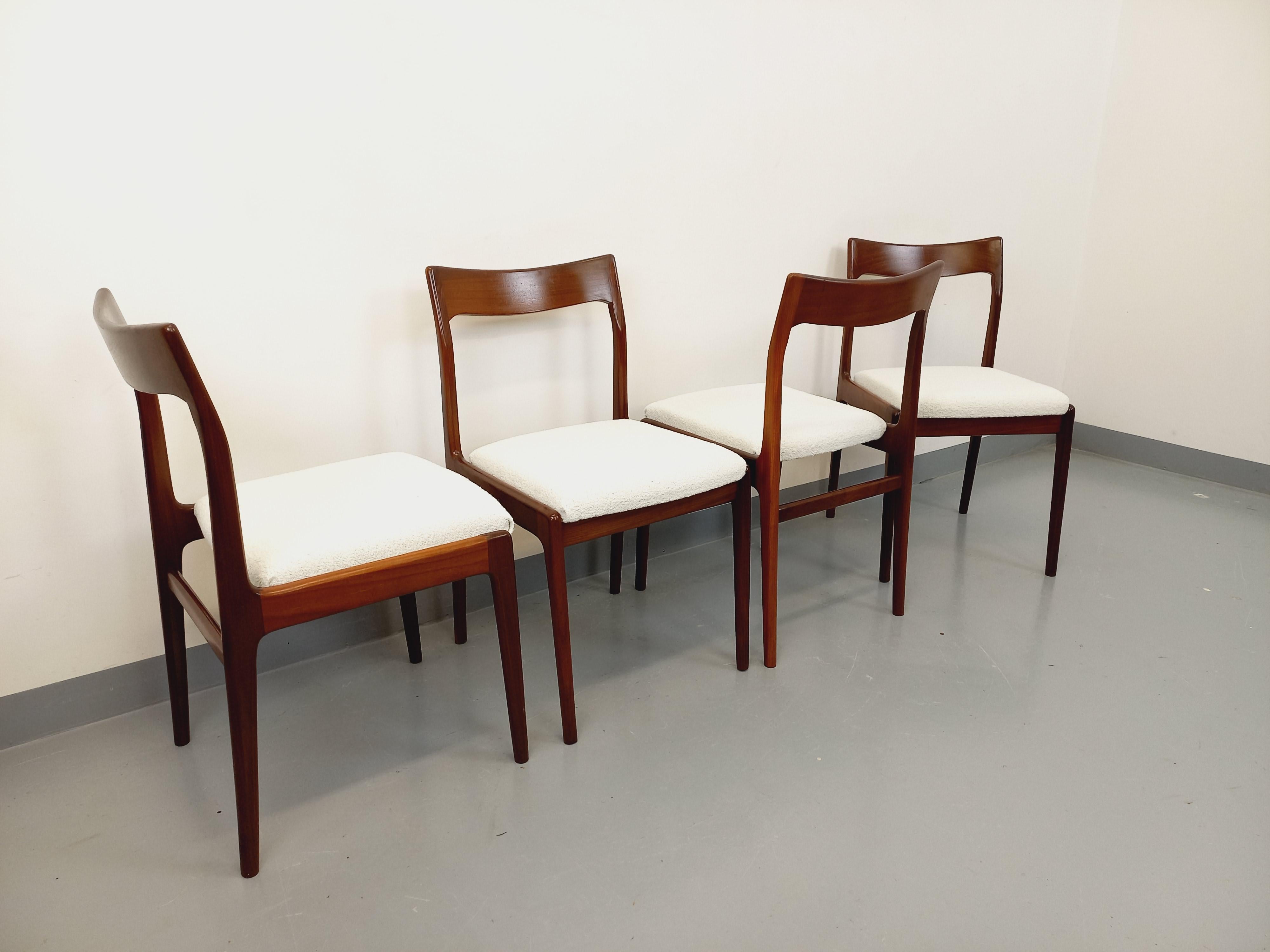 Suite mit 4 skandinavischen Liegestühlen aus den 60er Jahren in Teakholz (Mitte des 20. Jahrhunderts) im Angebot