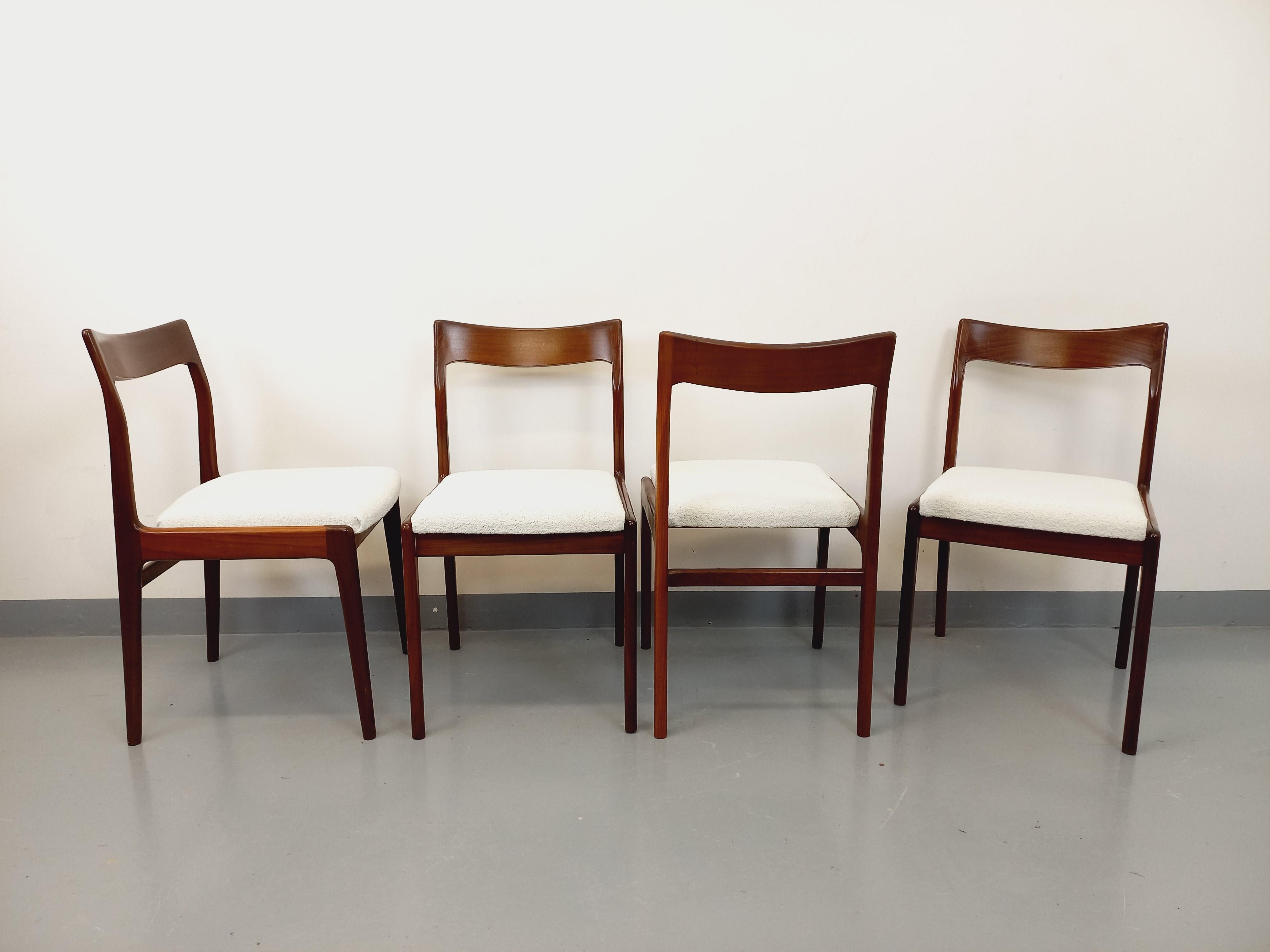 Suite mit 4 skandinavischen Liegestühlen aus den 60er Jahren in Teakholz im Angebot 1
