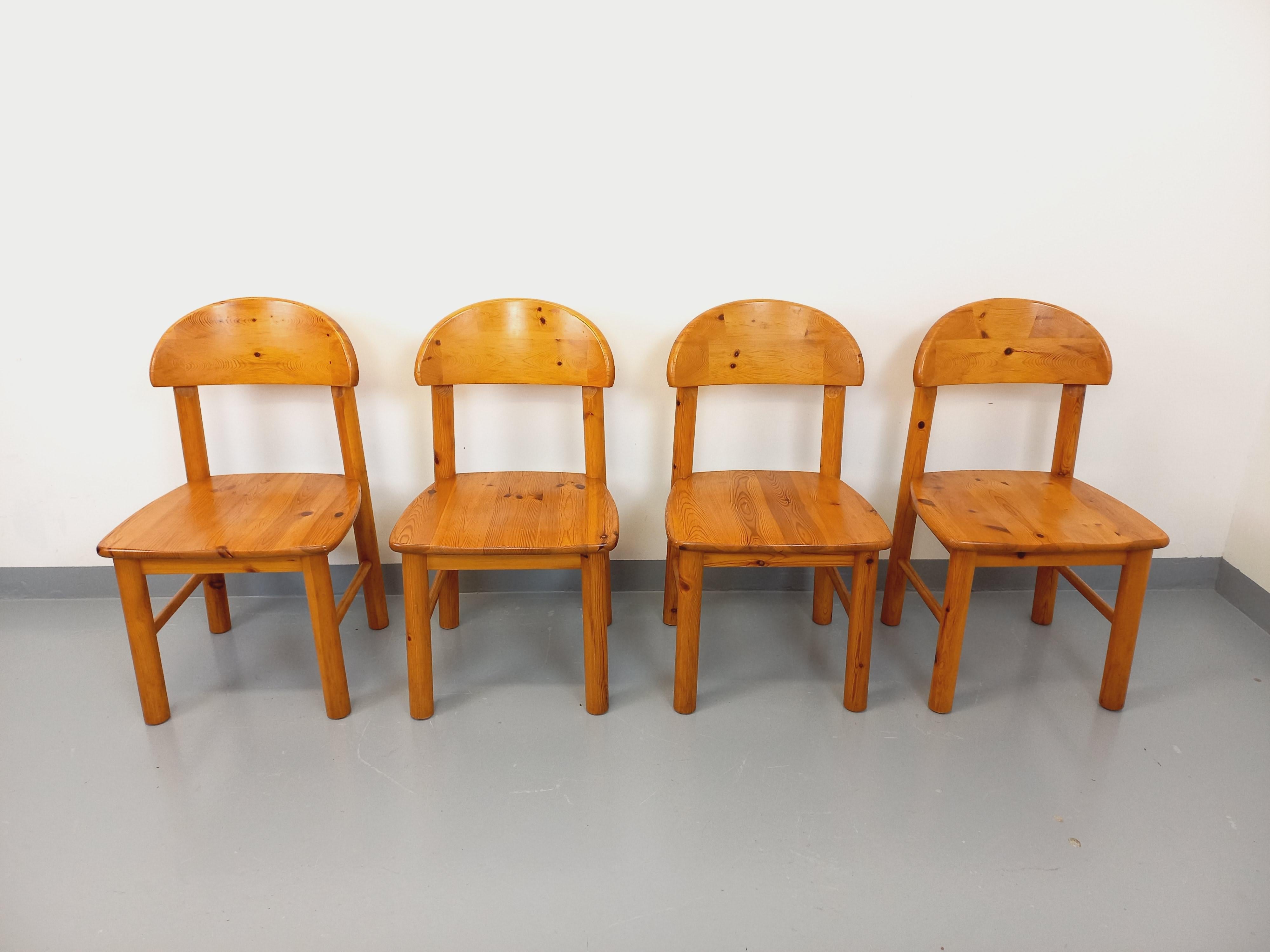 4 chaises scandinaves vintage des années 70, attribuées au designer danois Rainer Daumiller, en pin, bon état général avec quelques signes et marques du temps qui passe.
Ref 250 618
Größe : 88 cm
Größe : 49 cm
Profil : 50 cm
Arschbackenhöhe : 45 cm
