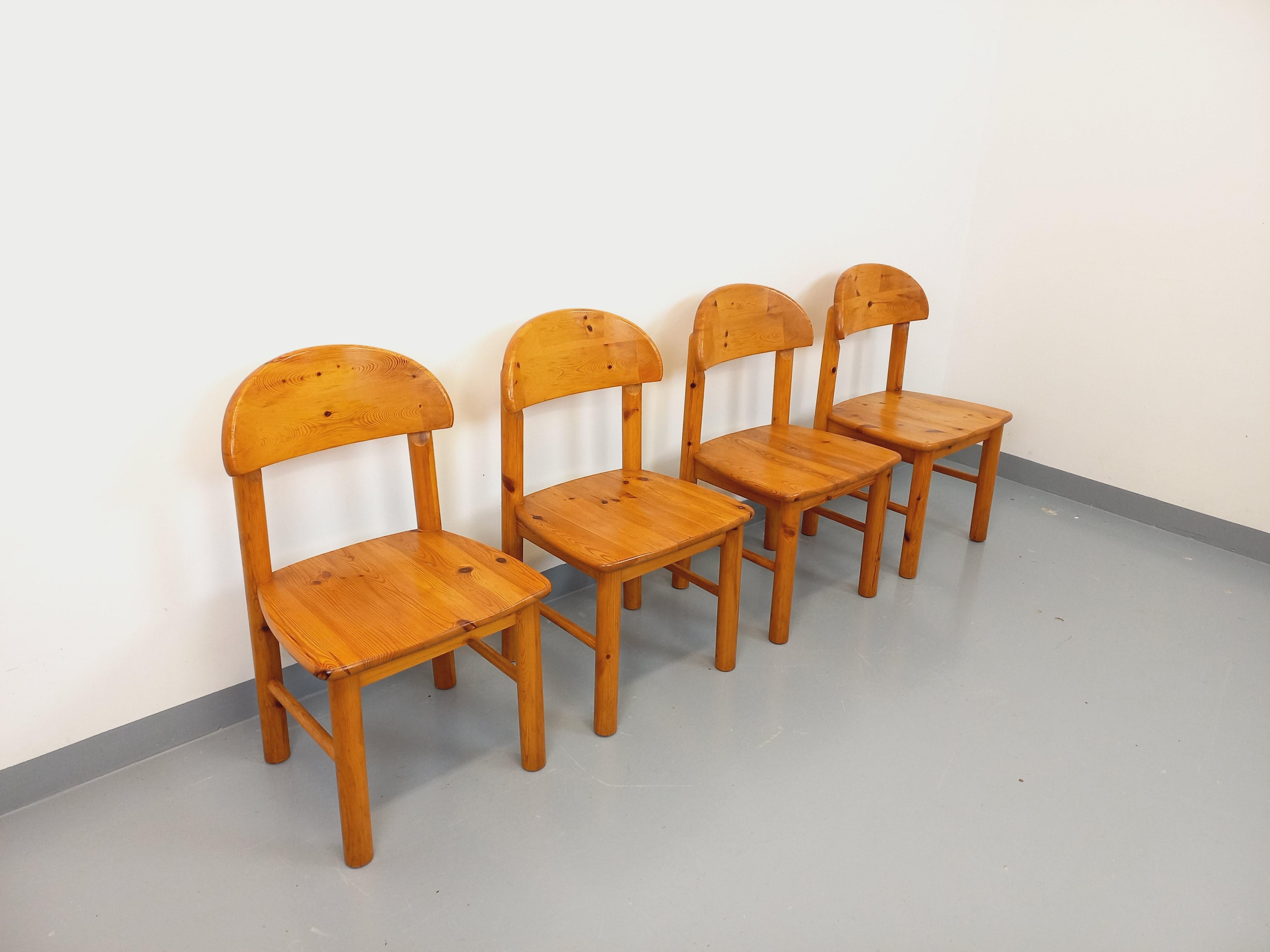 Suite de 4 chaises scandinaves vintage Rainer Daumiller en pin des années 70 (Skandinavische Moderne) im Angebot