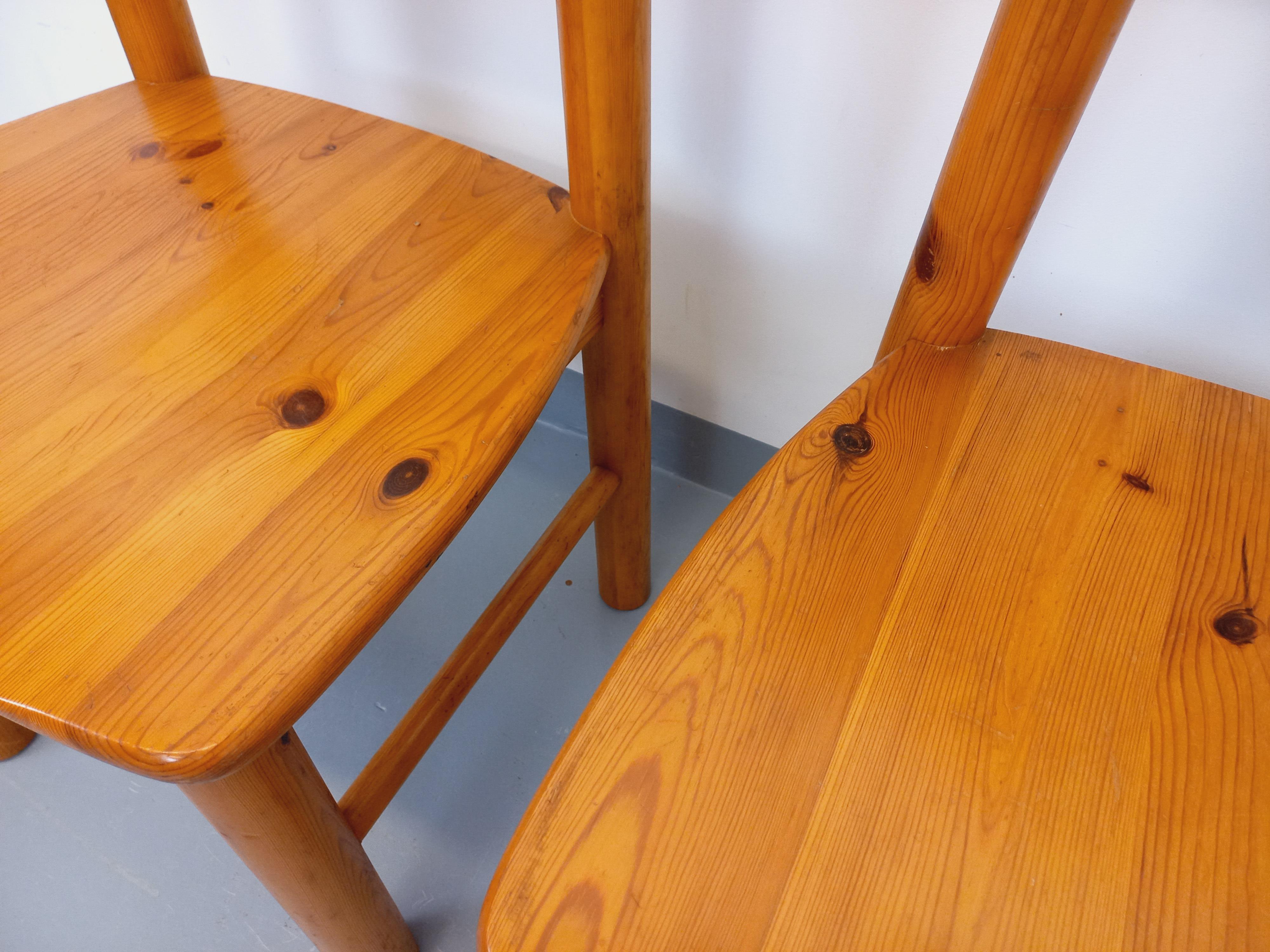 Suite de 4 chaises scandinaves vintage Rainer Daumiller en pin des années 70 (Skandinavisch) im Angebot