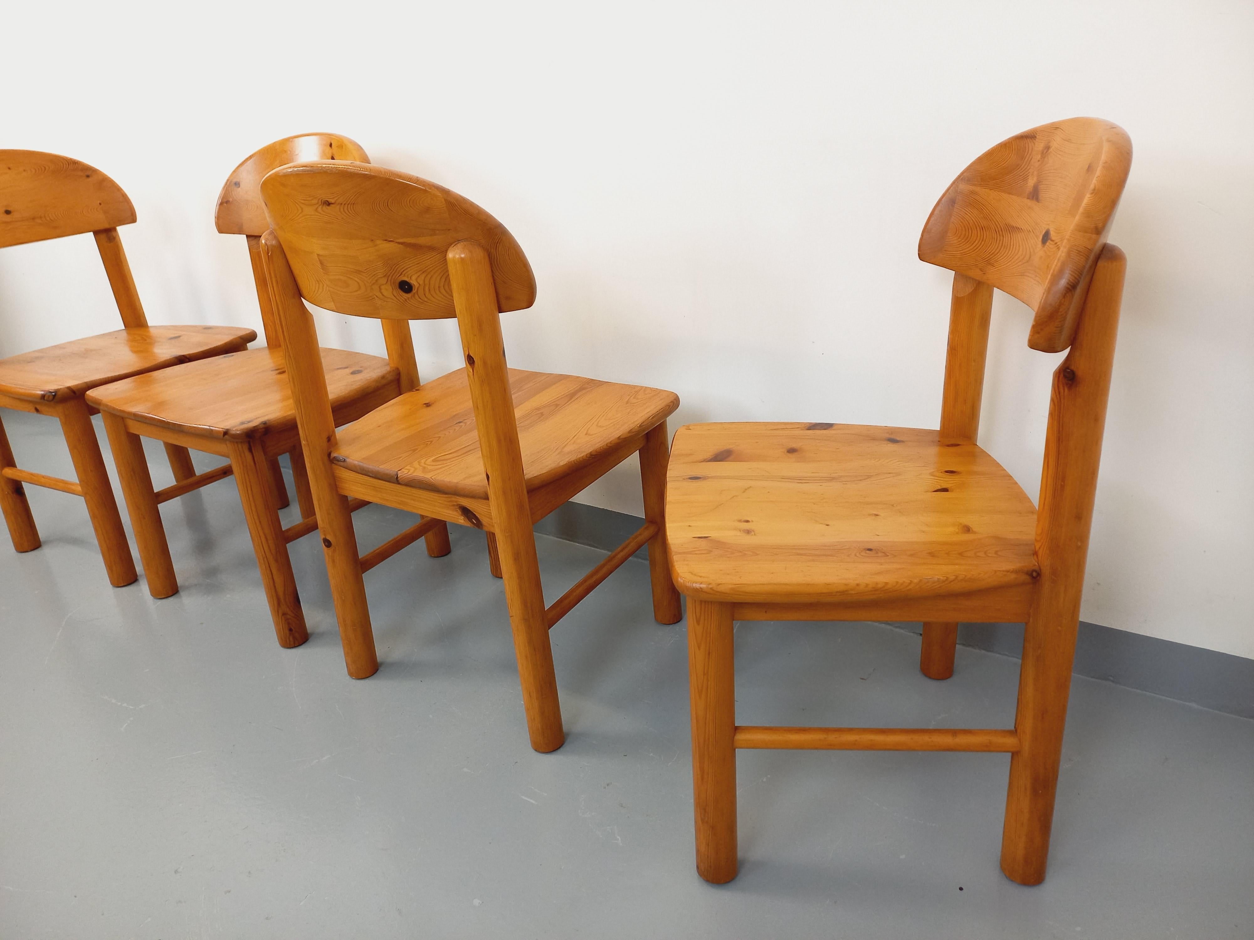 Suite de 4 chaises scandinaves vintage Rainer Daumiller en pin des années 70 im Angebot 1