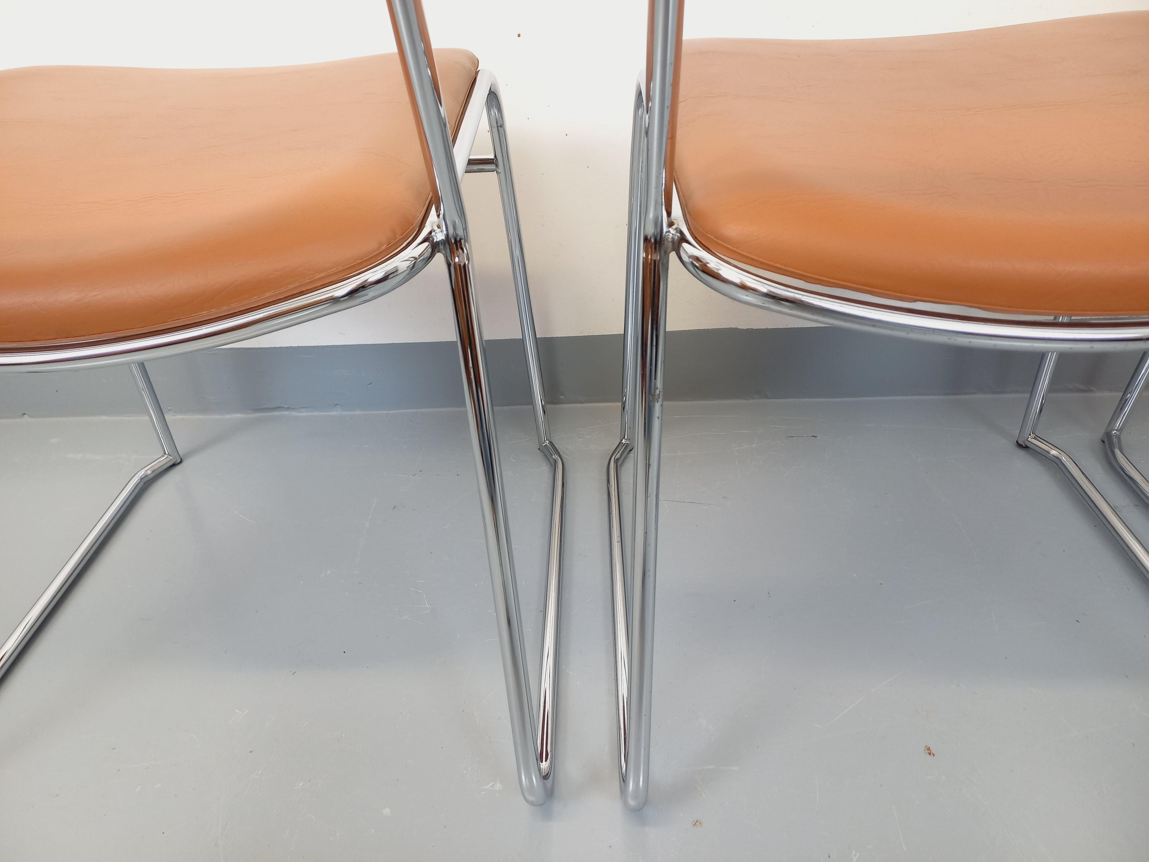 Suite de 4 chaises traîneau vintage des années 70 en métal chromé et skai cognac im Angebot 3