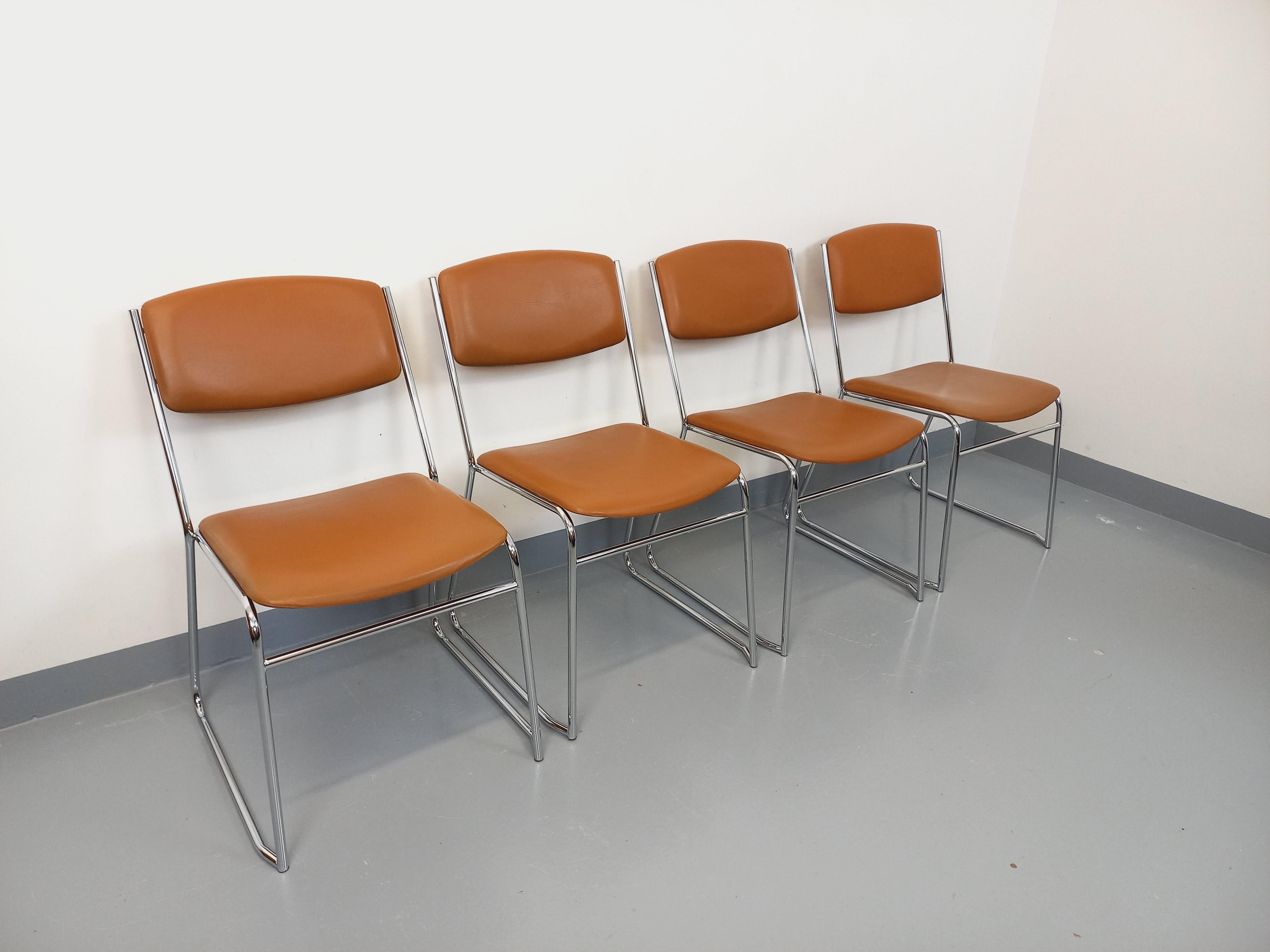 Suite de 4 chaises traîneau vintage des années 70 en métal chromé et skai cognac im Angebot 4