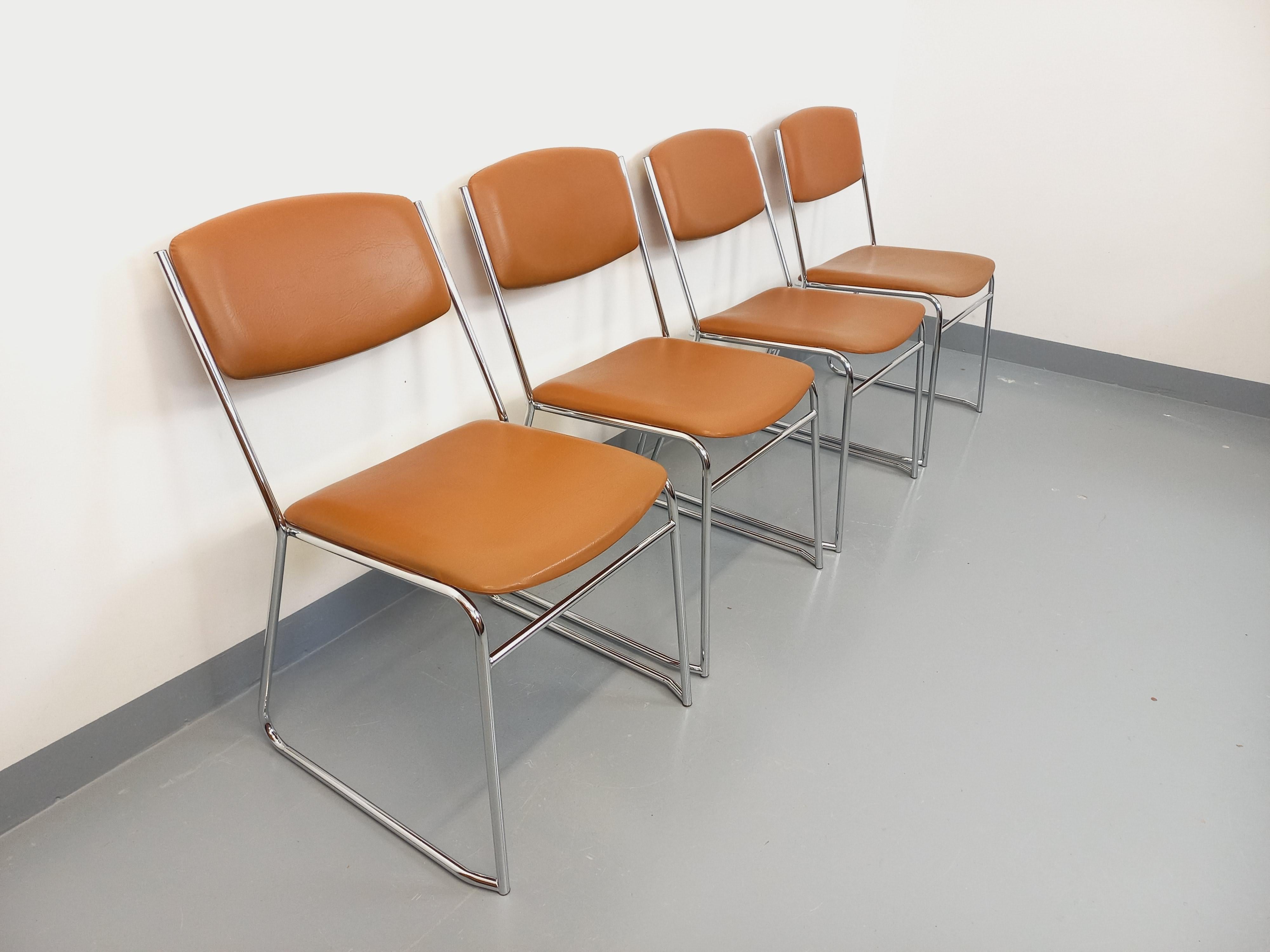 Suite de 4 chaises traîneau vintage des années 70 en métal chromé et skai cognac im Angebot 5