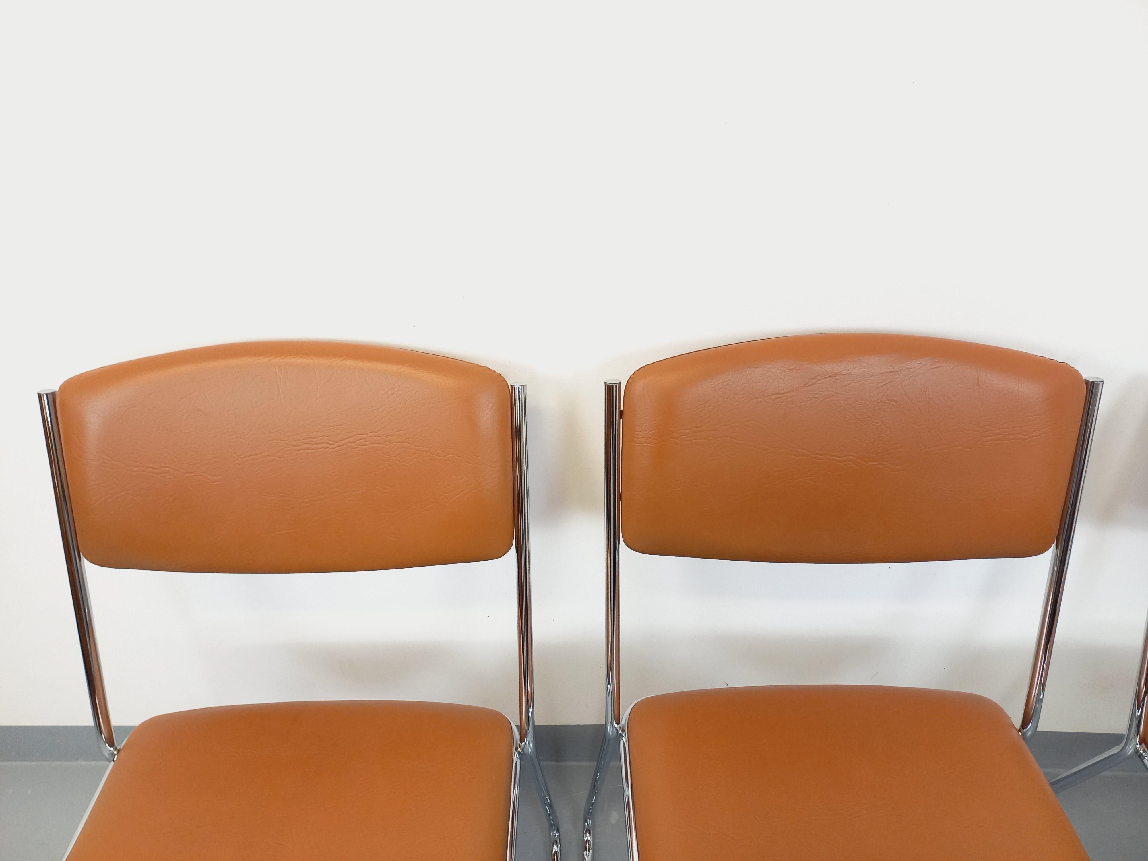 Suite de 4 chaises traîneau vintage des années 70 en métal chromé et skai cognac im Angebot 6