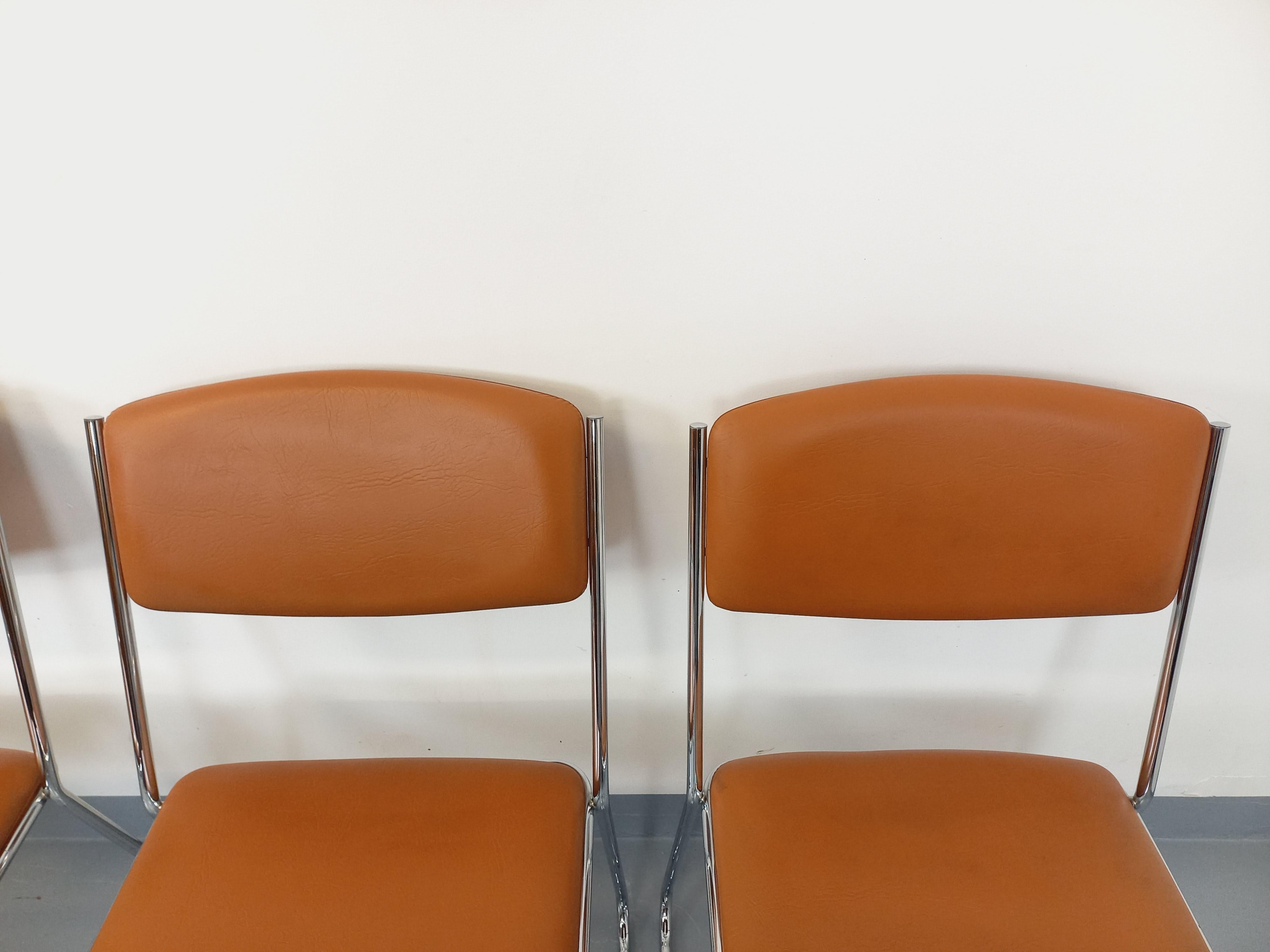 Suite de 4 chaises traîneau vintage des années 70 en métal chromé et skai cognac im Angebot 7