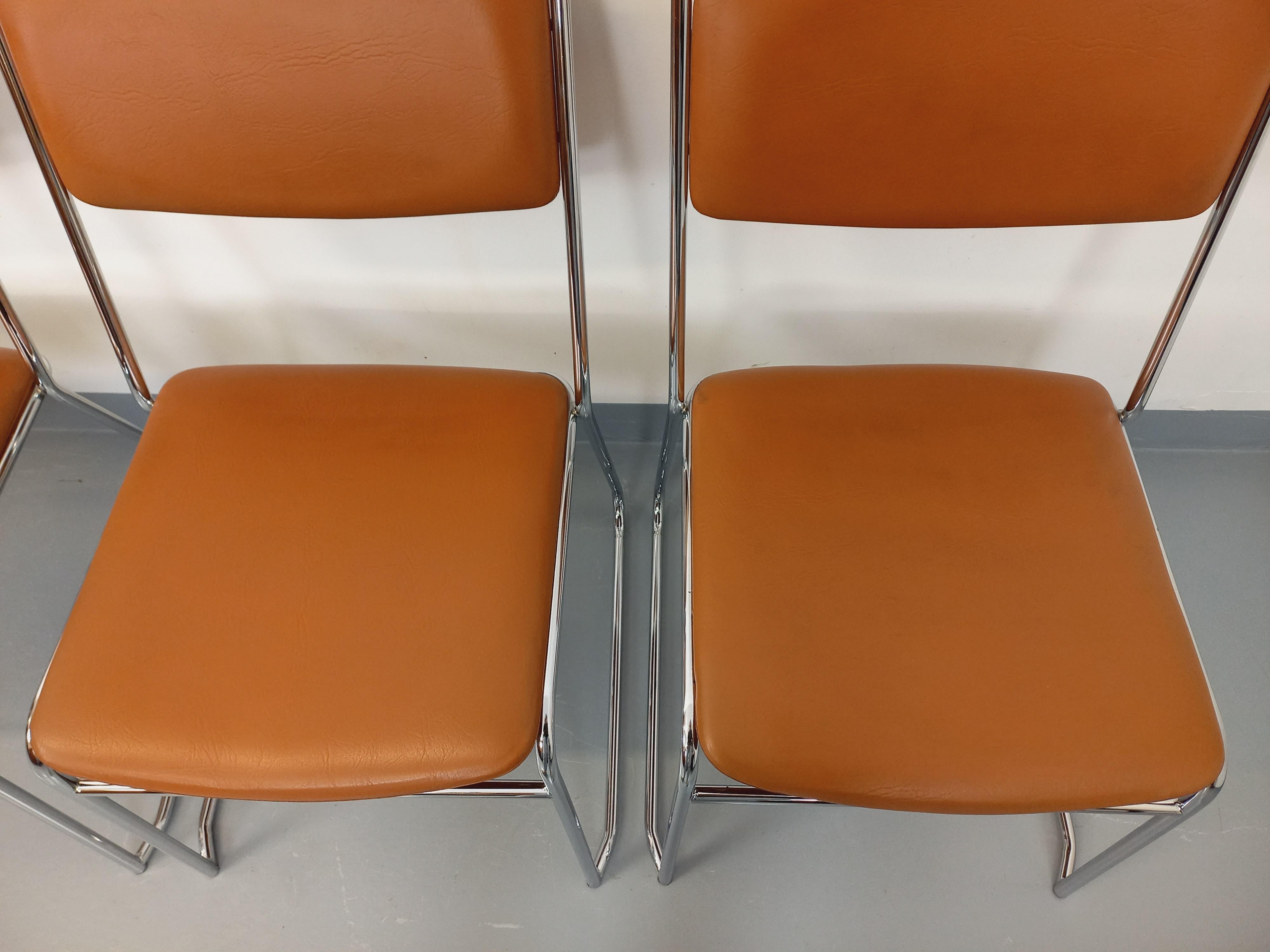 Suite de 4 chaises traîneau vintage des années 70 en métal chromé et skai cognac im Angebot 8