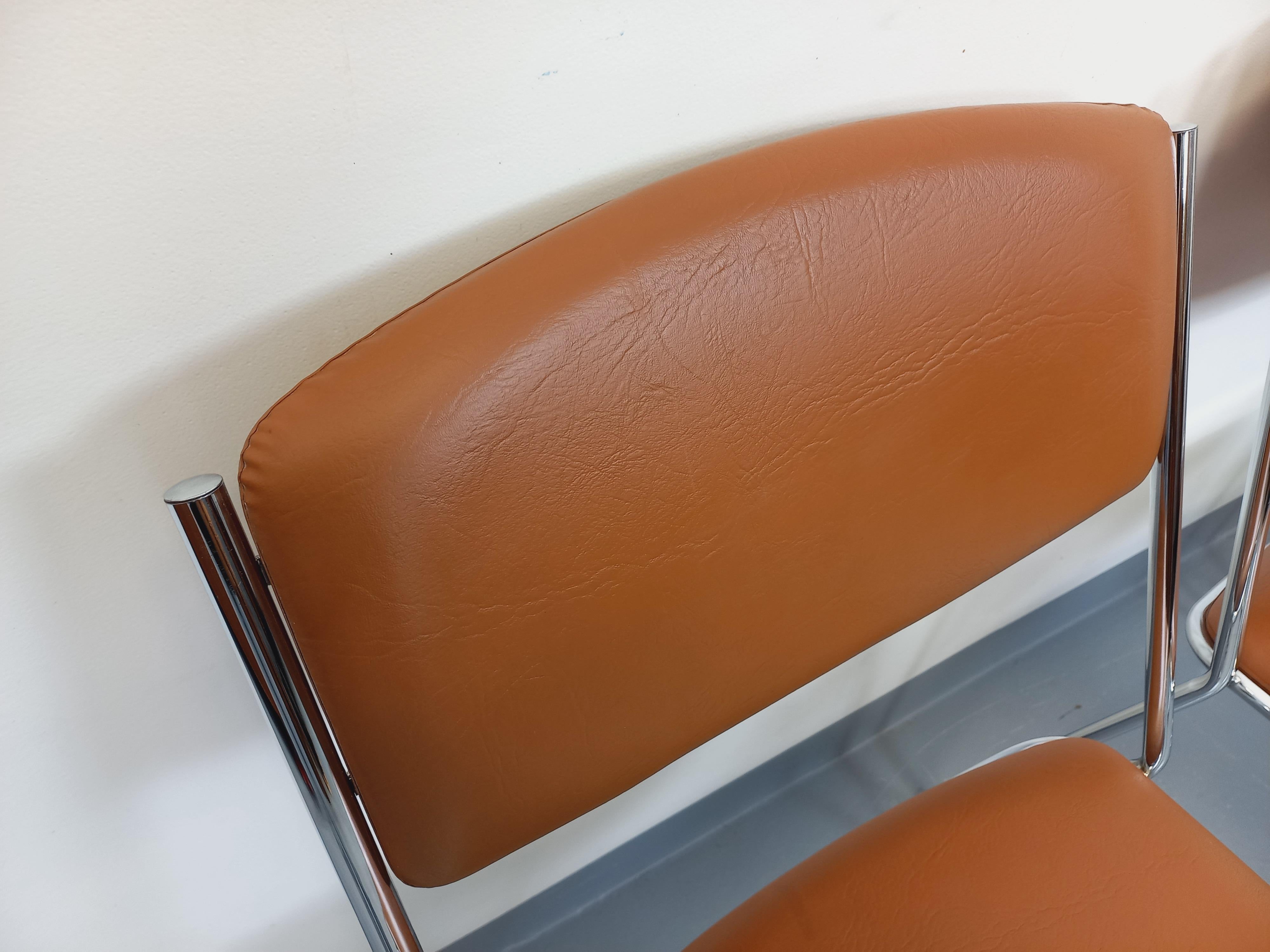 Suite de 4 chaises traîneau vintage des années 70 en métal chromé et skai cognac im Angebot 9