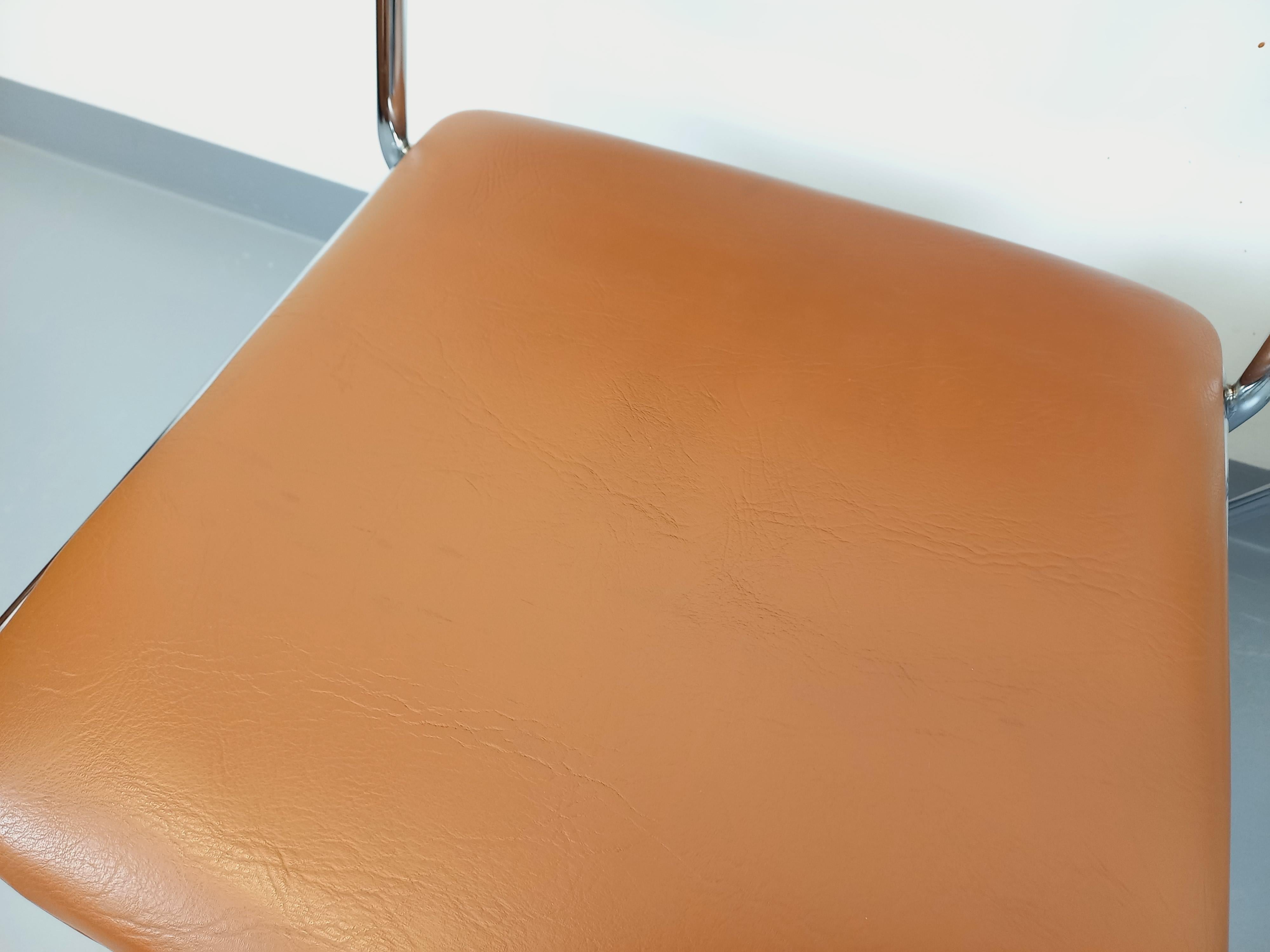 Suite de 4 chaises traîneau vintage des années 70 en métal chromé et skai cognac im Angebot 10