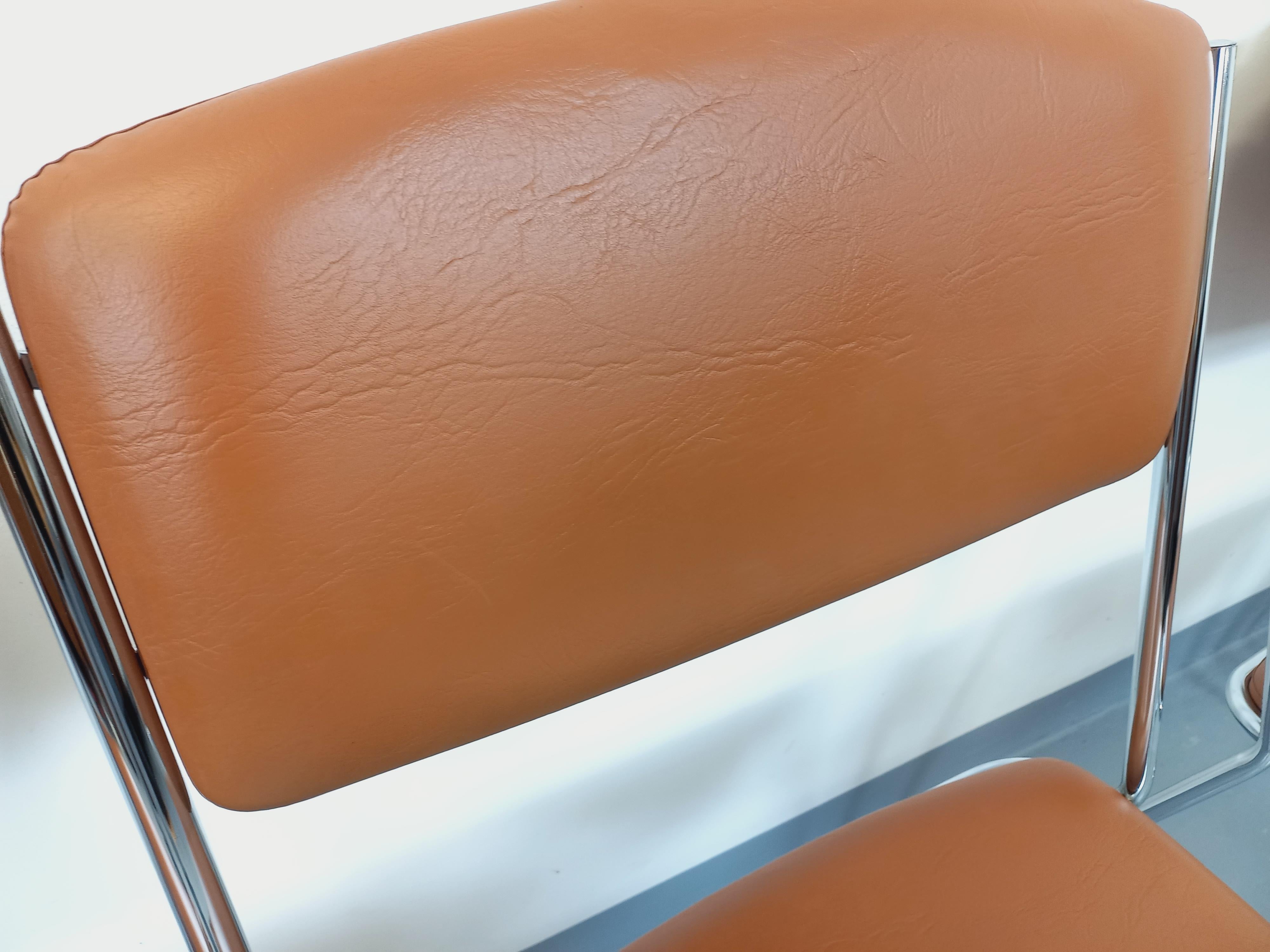 Suite de 4 chaises traîneau vintage des années 70 en métal chromé et skai cognac im Angebot 11