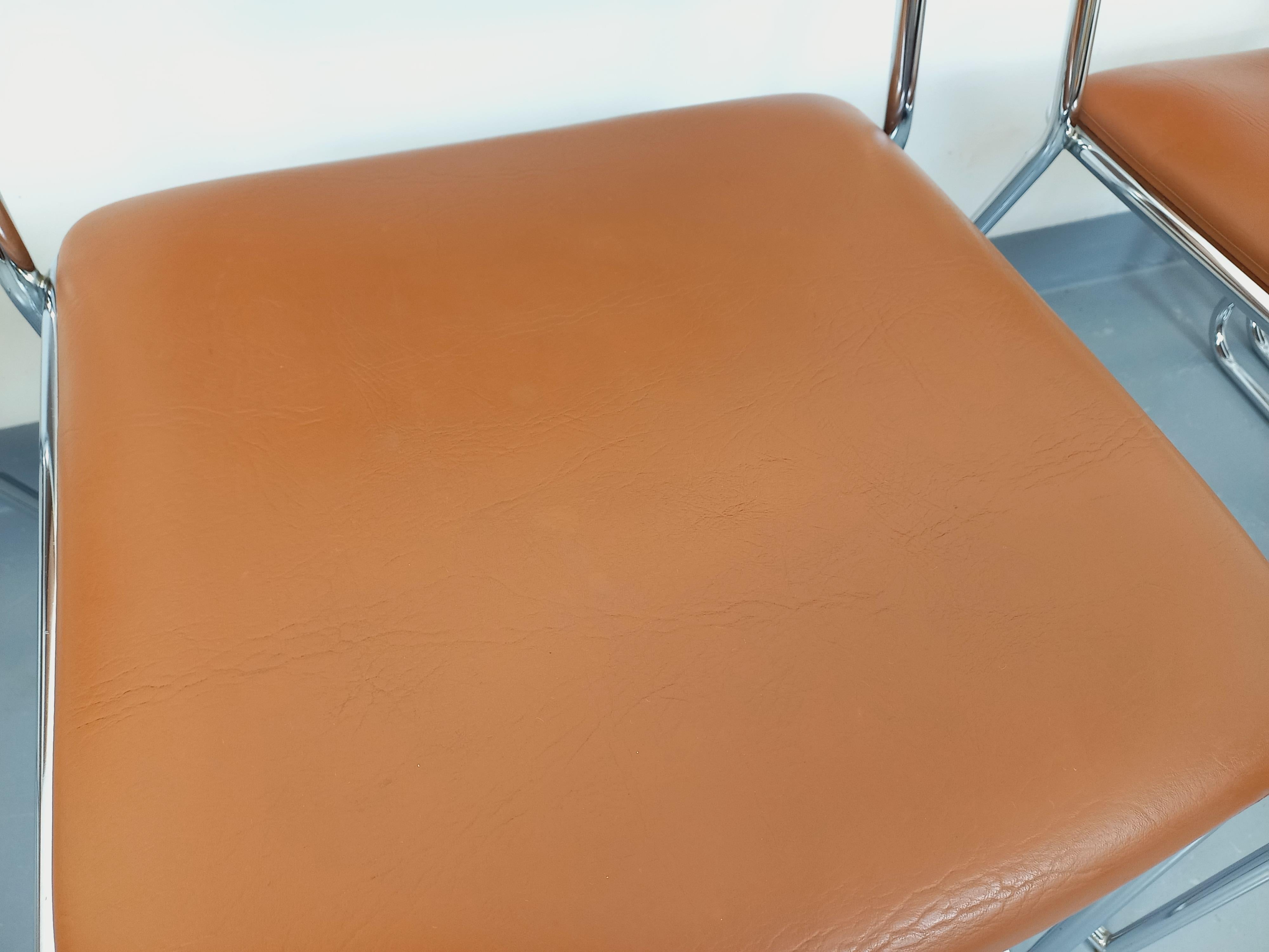 Suite de 4 chaises traîneau vintage des années 70 en métal chromé et skai cognac im Angebot 12