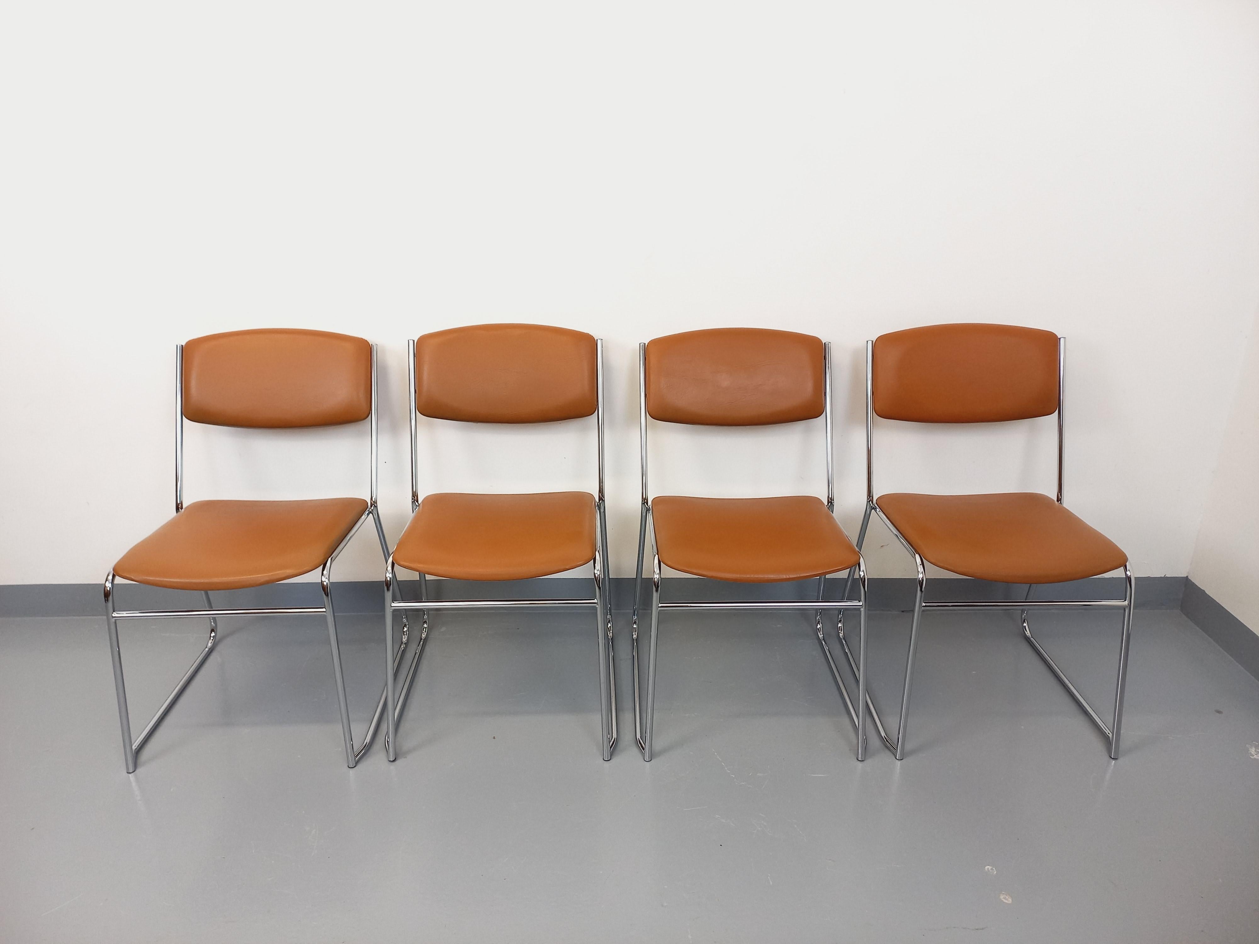 4 Chaises traîneau vintage des années 70, en métal chromé design, assises et dossiers en skai cognac ou camel, structure et piétement en métal chromé tubulaire, beau travail des dossiers à l'arrière, très bon état général.
Ref 250 206
Größe : 81