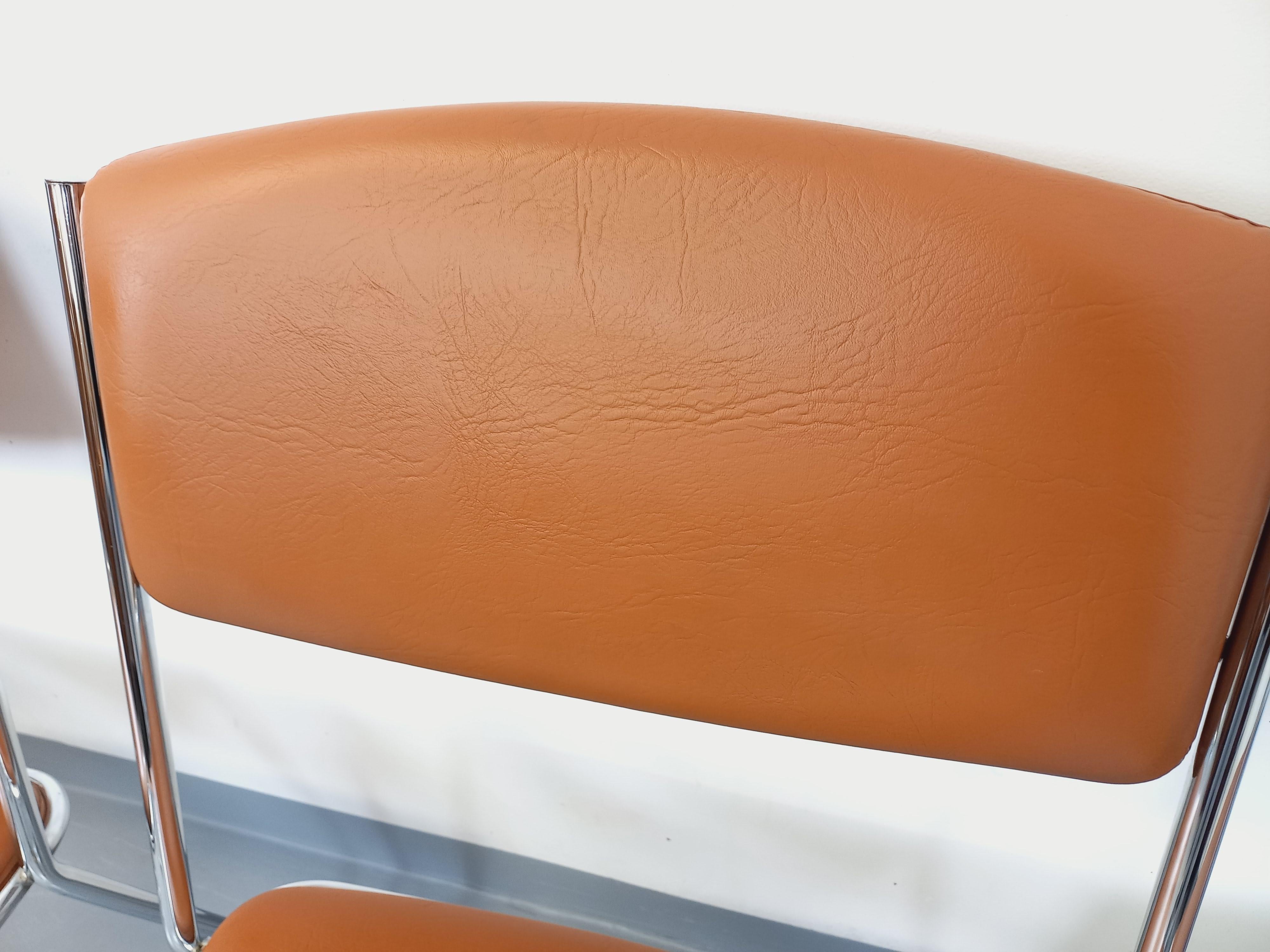 Suite de 4 chaises traîneau vintage des années 70 en métal chromé et skai cognac im Angebot 13