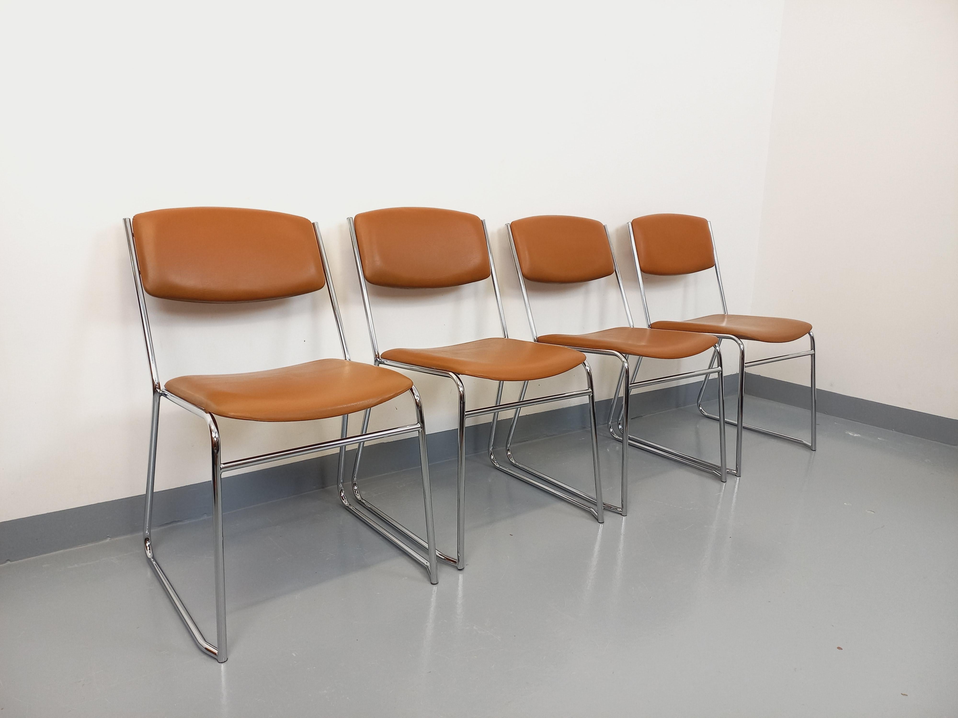 Suite de 4 chaises traîneau vintage des années 70 en métal chromé et skai cognac (Moderne der Mitte des Jahrhunderts) im Angebot