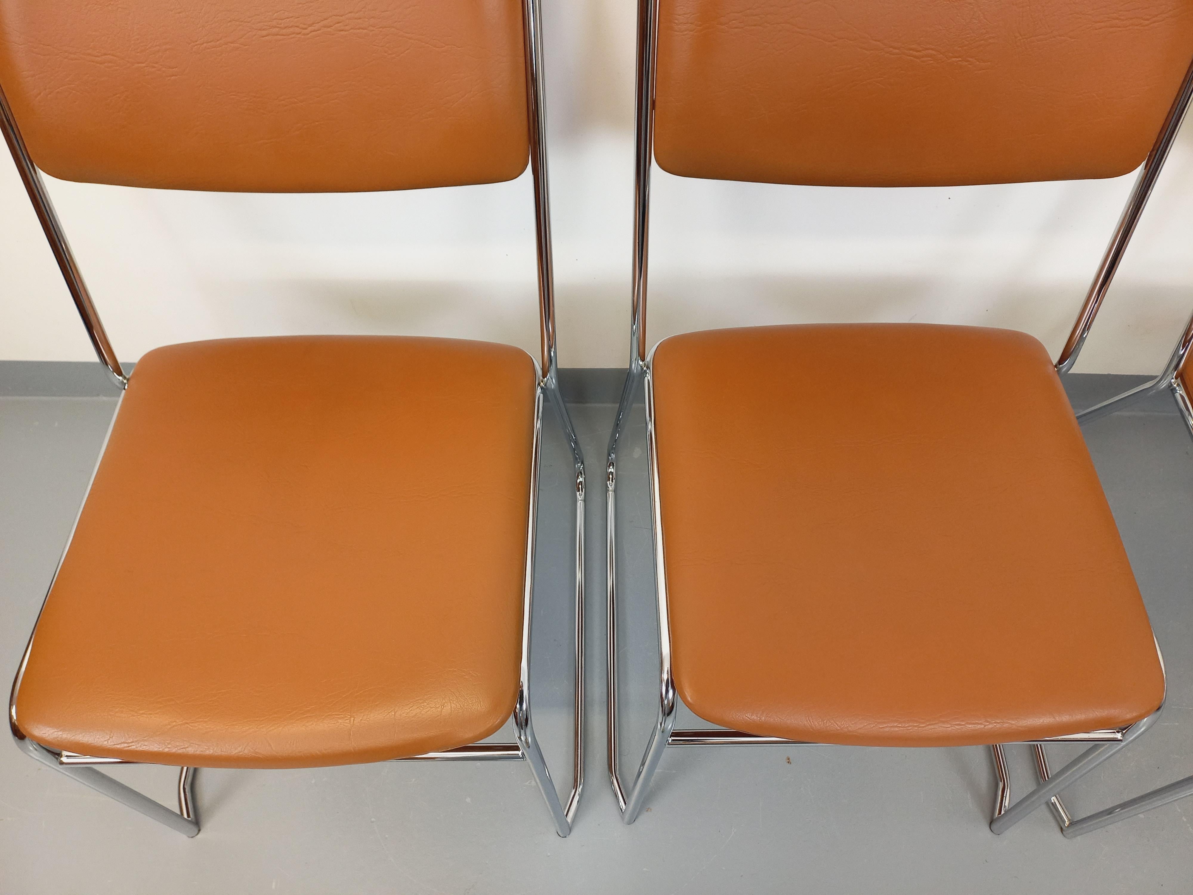 Suite de 4 chaises traîneau vintage des années 70 en métal chromé et skai cognac (Französisch) im Angebot