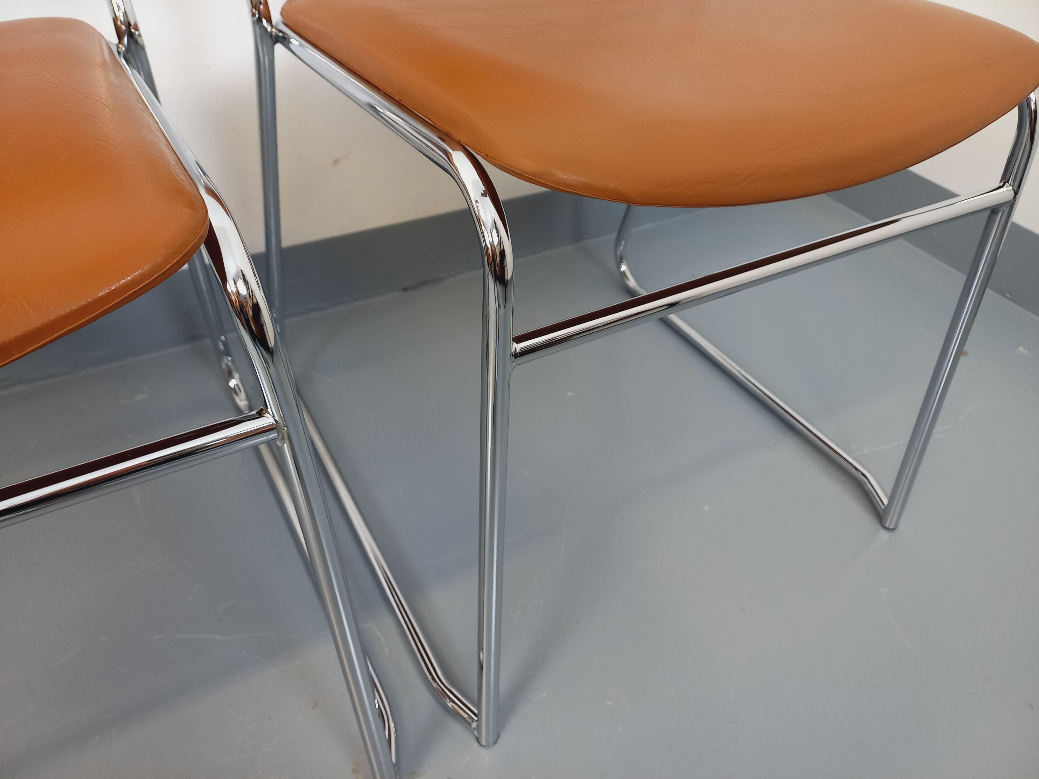 Suite de 4 chaises traîneau vintage des années 70 en métal chromé et skai cognac (Ende des 20. Jahrhunderts) im Angebot