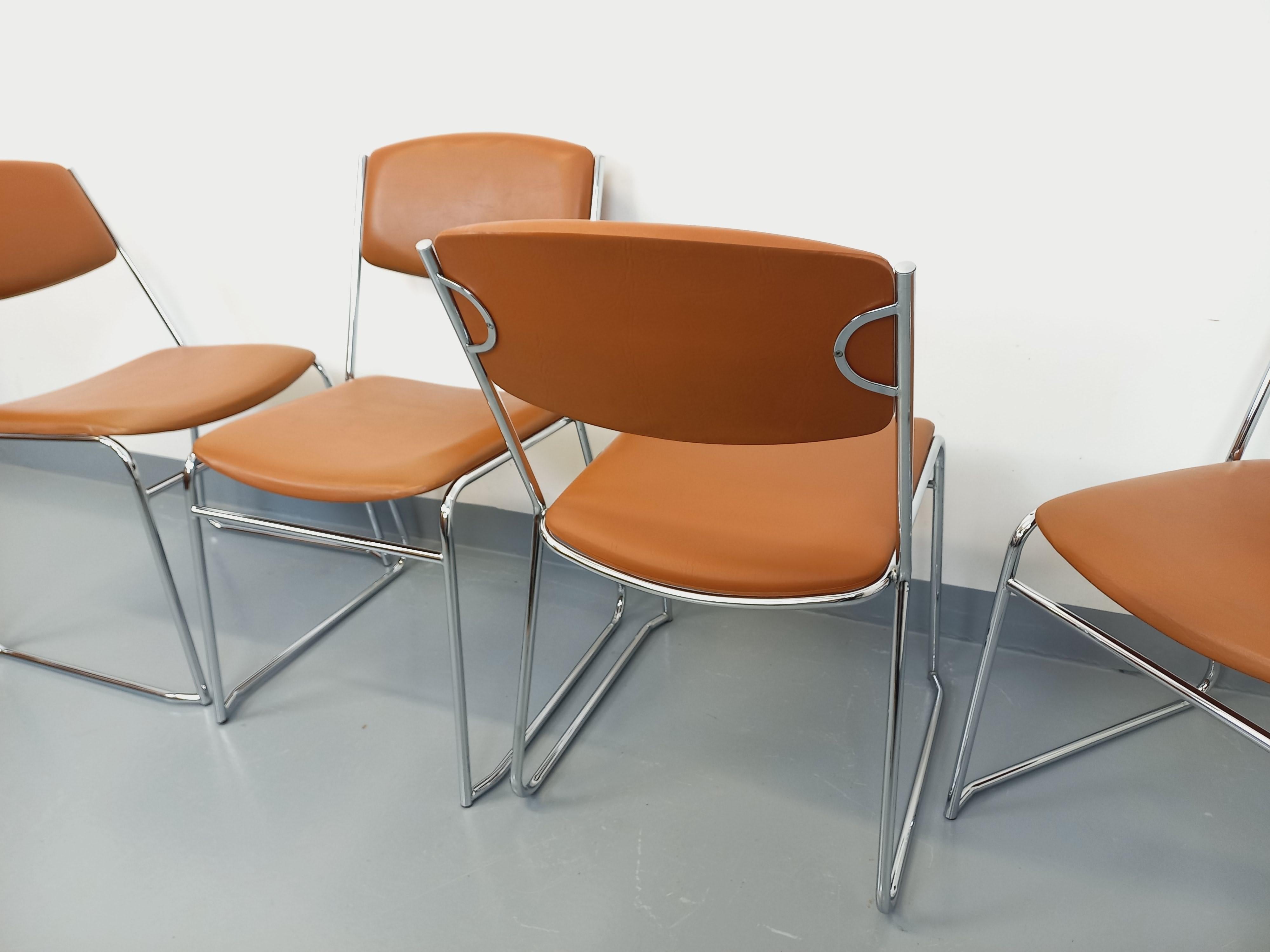 Suite de 4 chaises traîneau vintage des années 70 en métal chromé et skai cognac (Metall) im Angebot