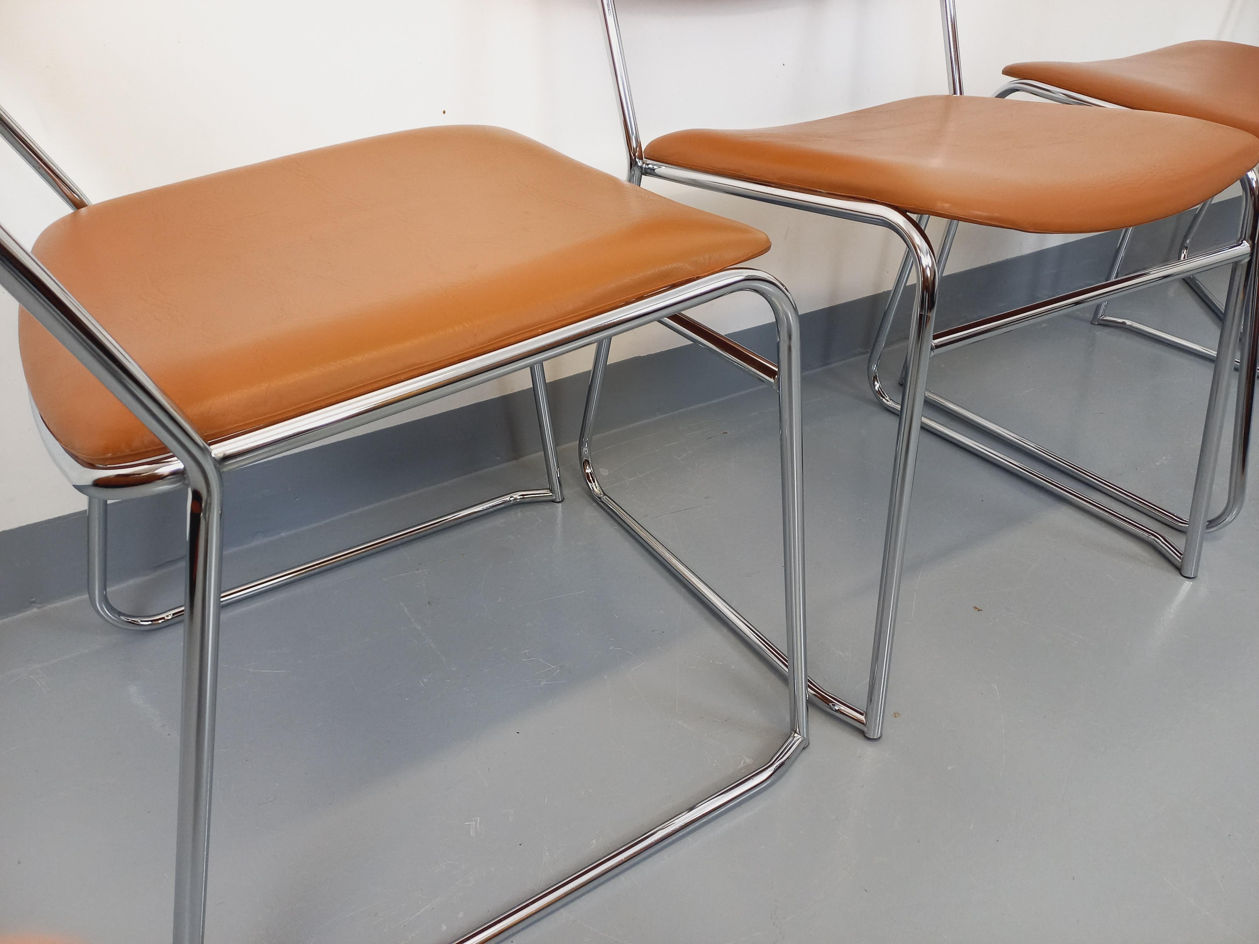 Suite de 4 chaises traîneau vintage des années 70 en métal chromé et skai cognac im Angebot 1