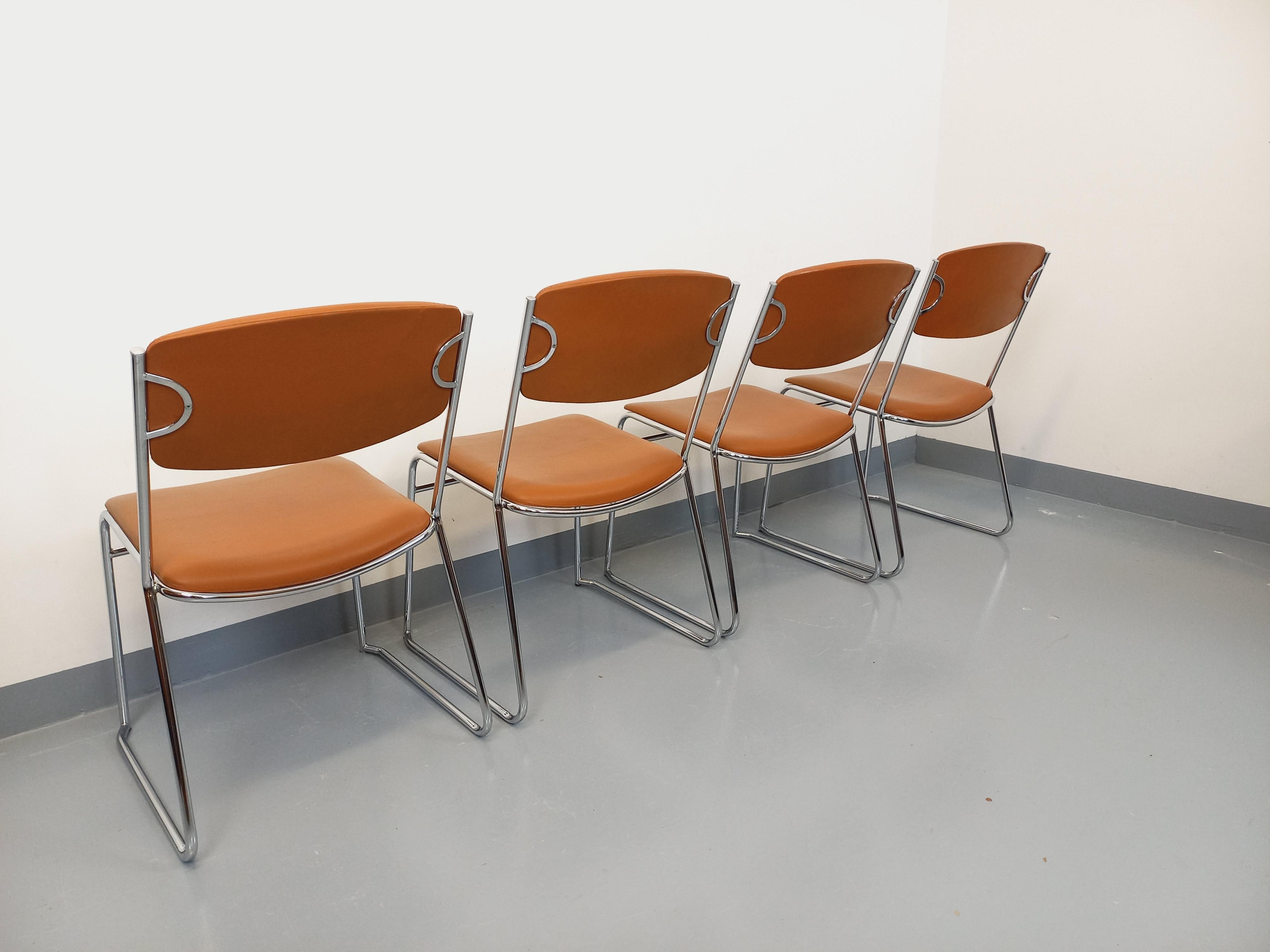 Suite de 4 chaises traîneau vintage des années 70 en métal chromé et skai cognac im Angebot 2