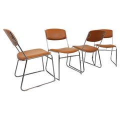 Suite de 4 chaises traîneau vintage des années 70 en métal chromé et skai cognac