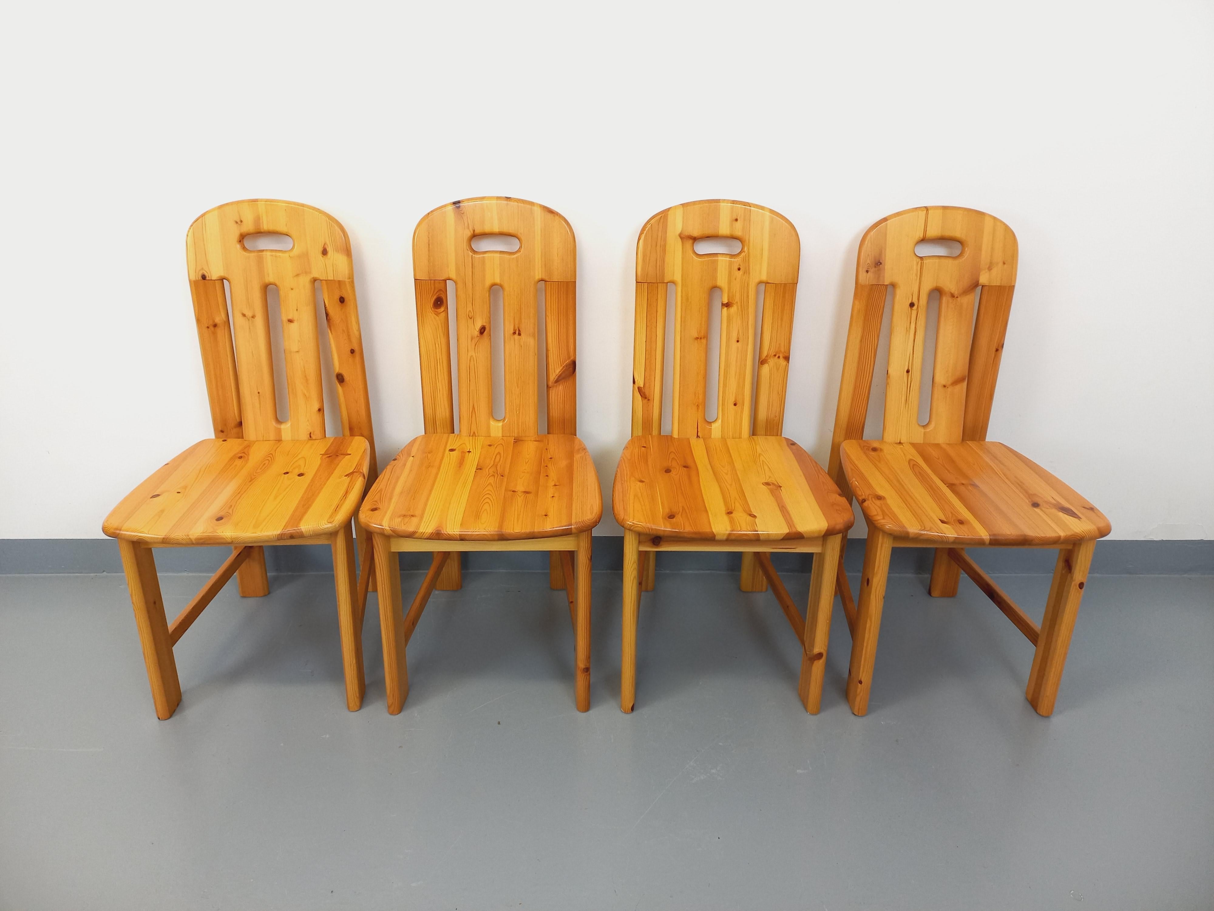 4 Chaises vintage des années 70 80, dans le style de Charlotte Perriand pour les Arcs, en pin, forme ergonomique des assises. Très bon état général avec quelques signes du temps qui passe.
Ref 220 821
Größe : 95 cm
Größe : 45 cm
Profil : 52