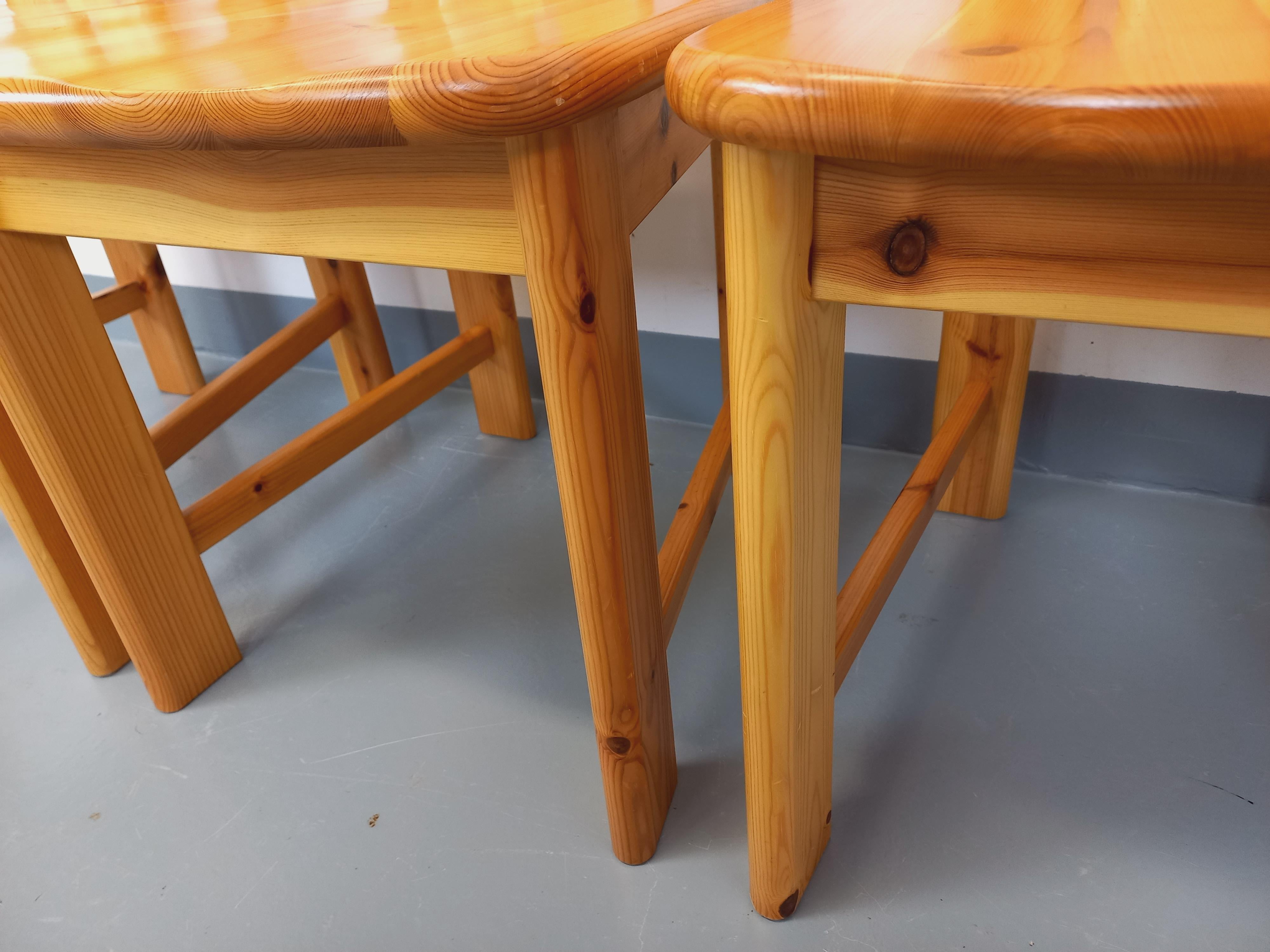 Suite von 4 Chaisen vintage en pin des années 70 80 (Französisch) im Angebot