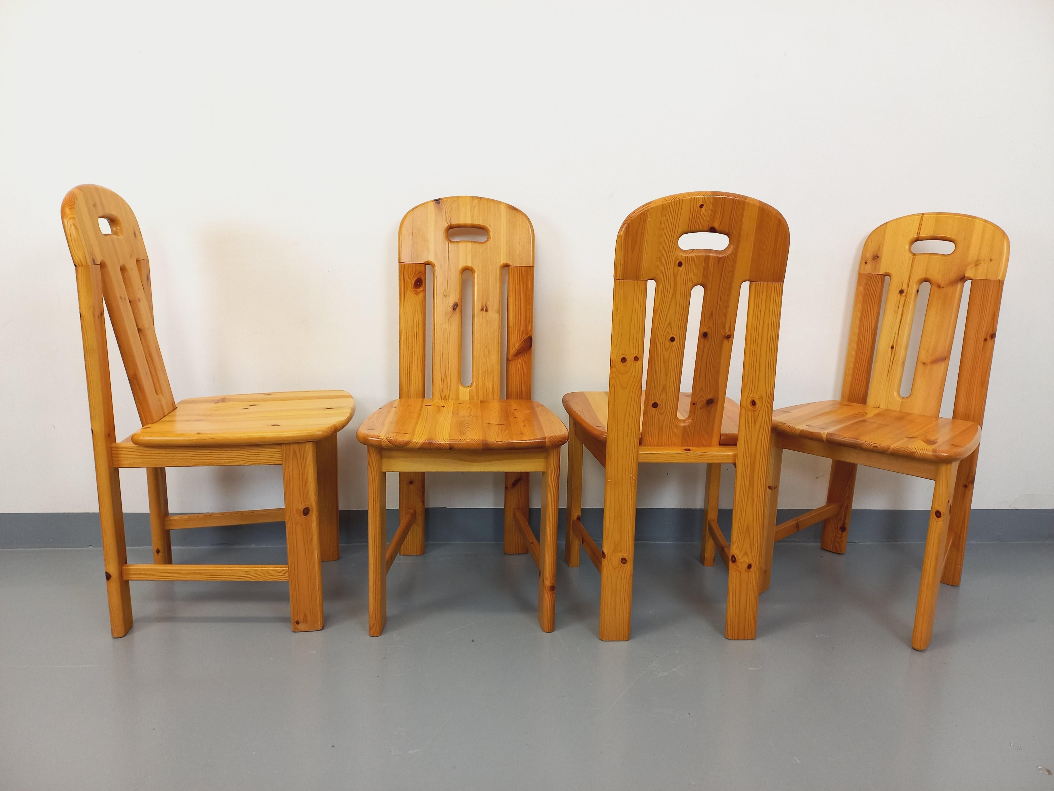 Suite von 4 Chaisen vintage en pin des années 70 80 (Ende des 20. Jahrhunderts) im Angebot
