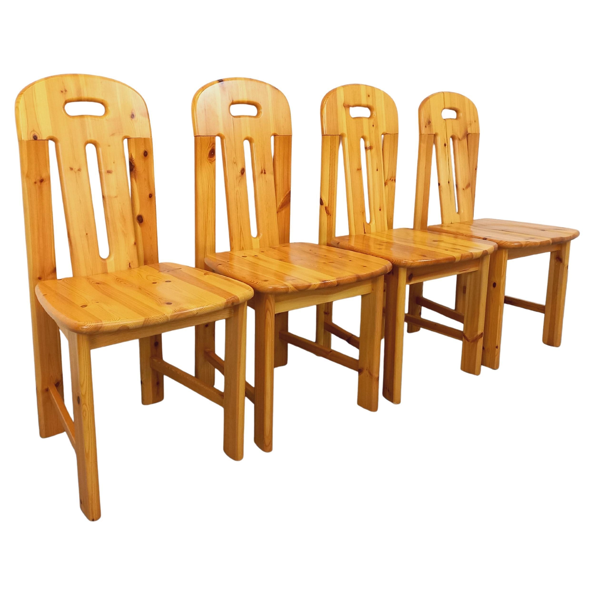 Suite de 4 chaises vintage en pin des années 70 80