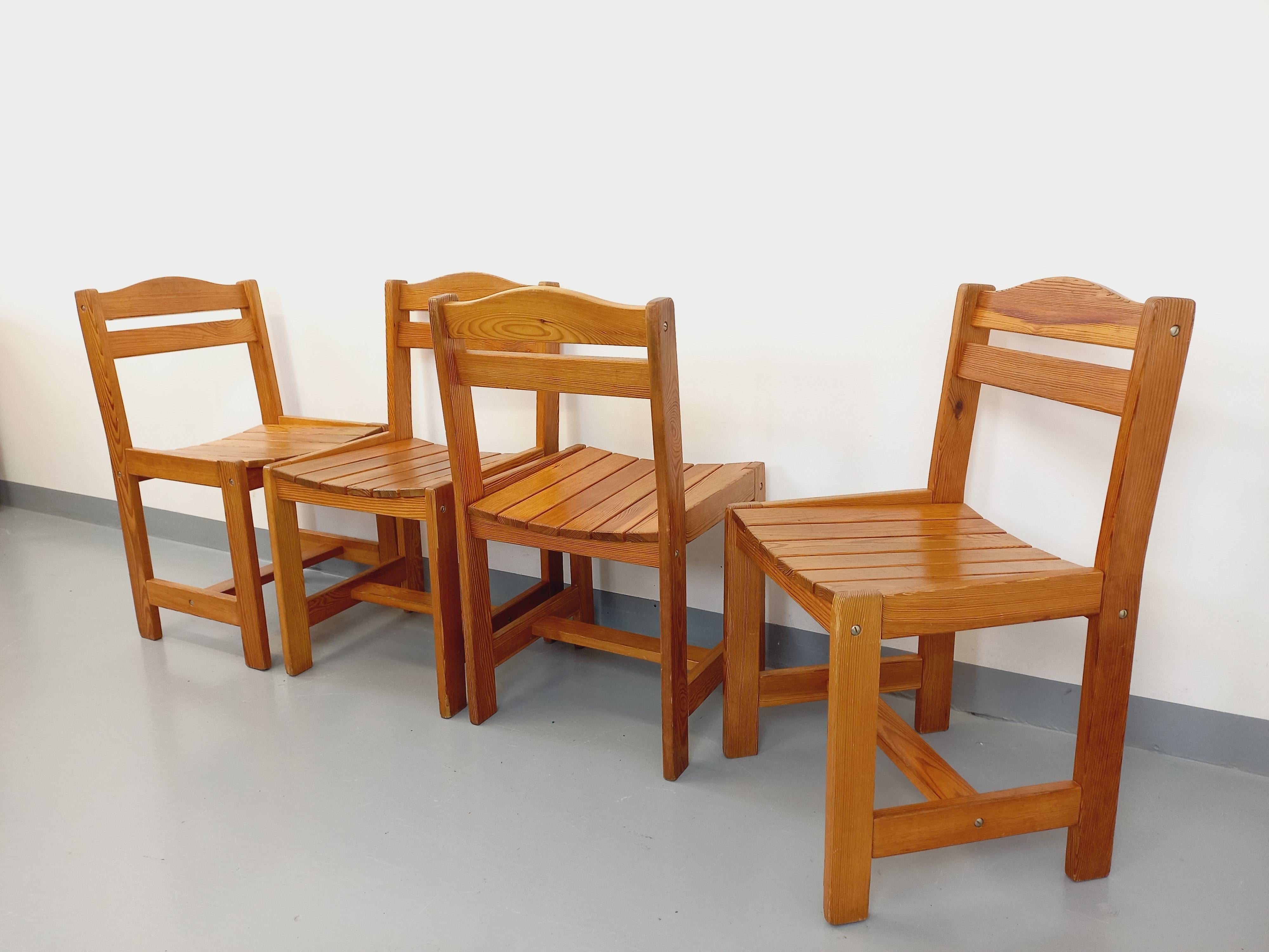 4 Chaises vintage des années 70, dans le goût de Charlotte Perriand modèle La Cascade aux Arcs 1600, style chalet rustique, en pin. Bon état général avec des signes du temps qui passe.
Ref 240 311
Größe : 82 cm
Größe : 44 cm
Profil : 44