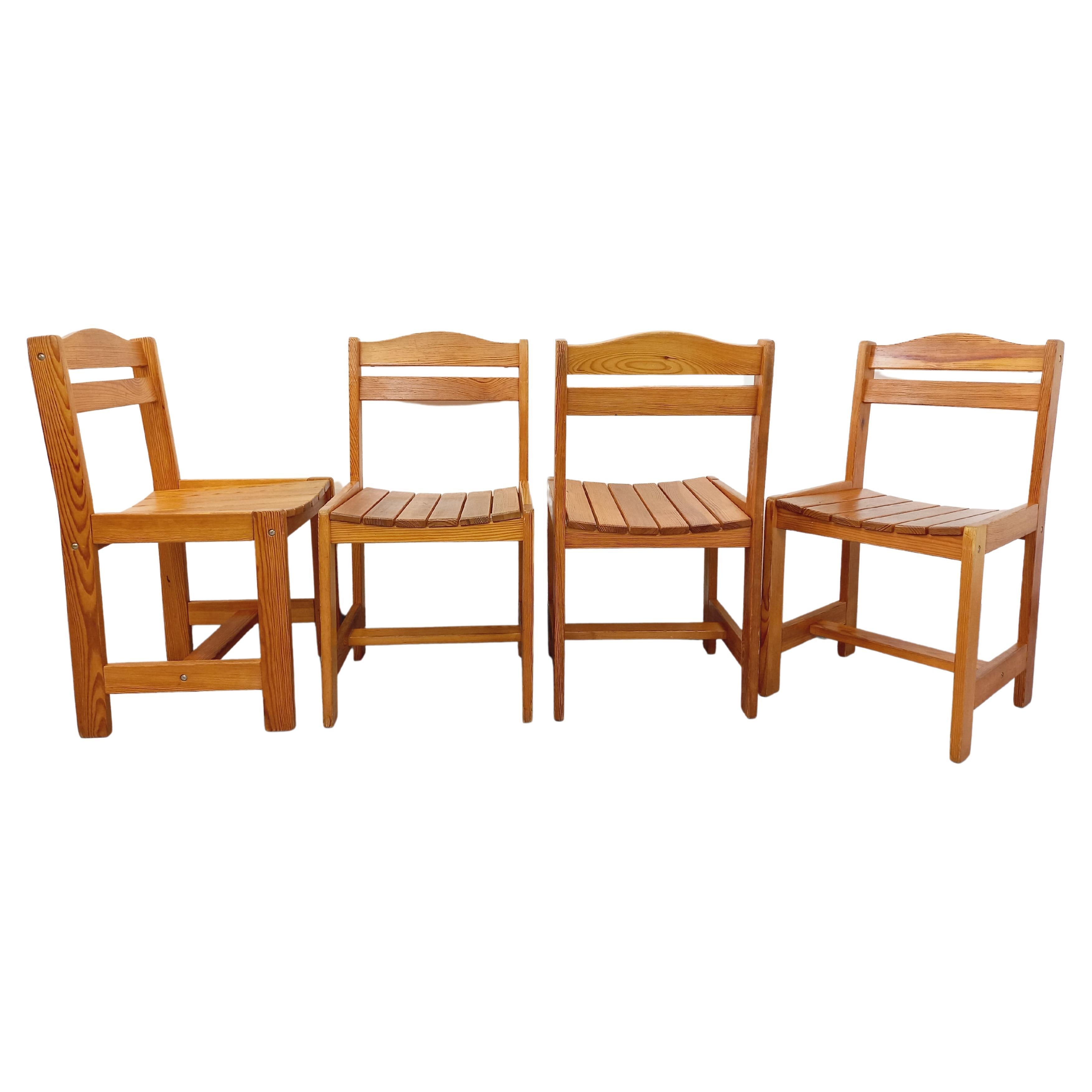 Suite de 4 chaises vintage en pin des années 70