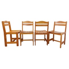 Suite de 4 chaises vintage en pin des années 70