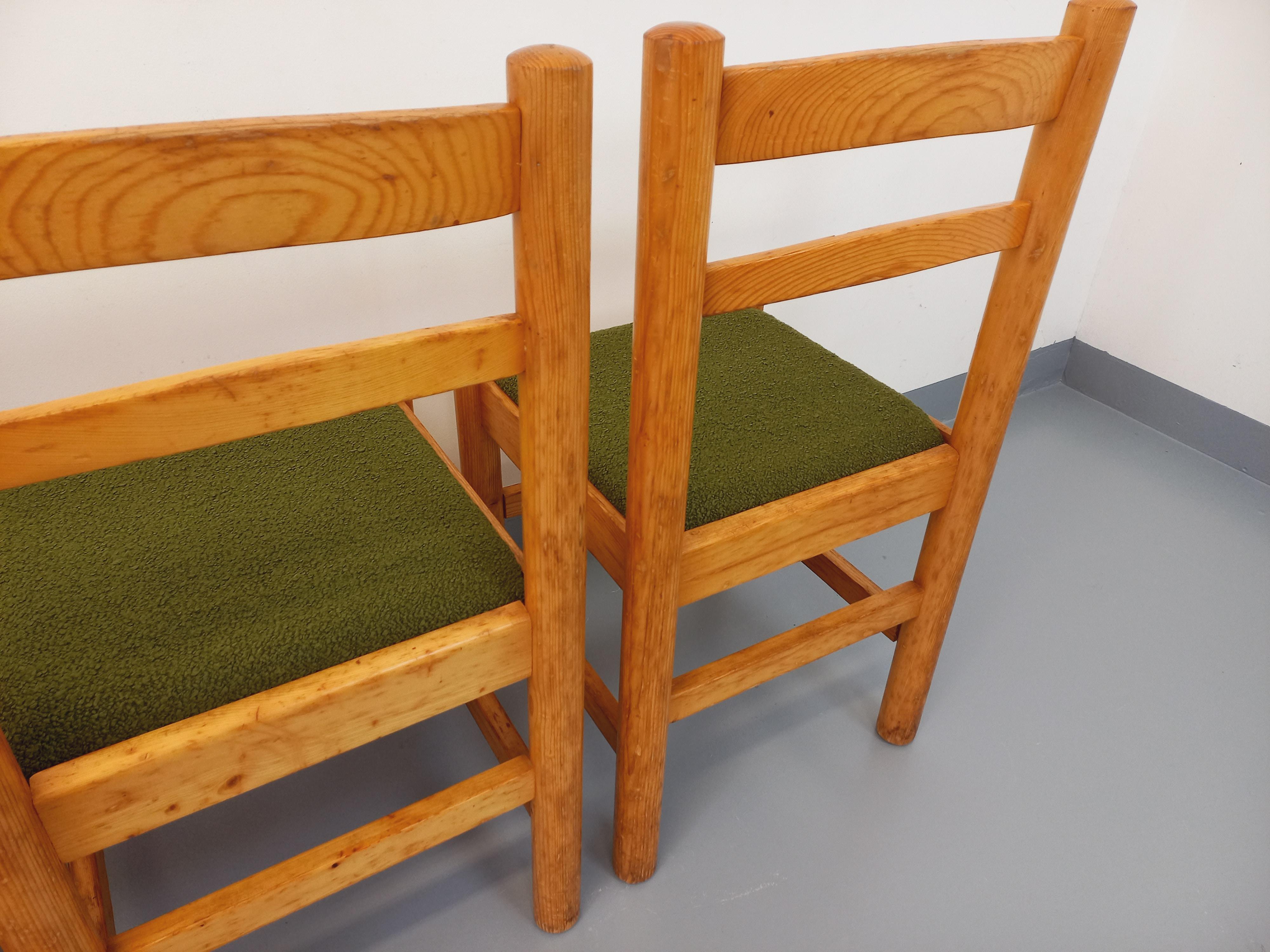 Suite di 4 chaises vintage degli anni '70, in bois de pin, assises entièrement rénovées en très joli tissu bouclette vert kaki, confort ferme, dans le style de Charlotte Perriand, Roland Haeusler pour Maison Regain, Ilmari Tapiovaara, bois en bon