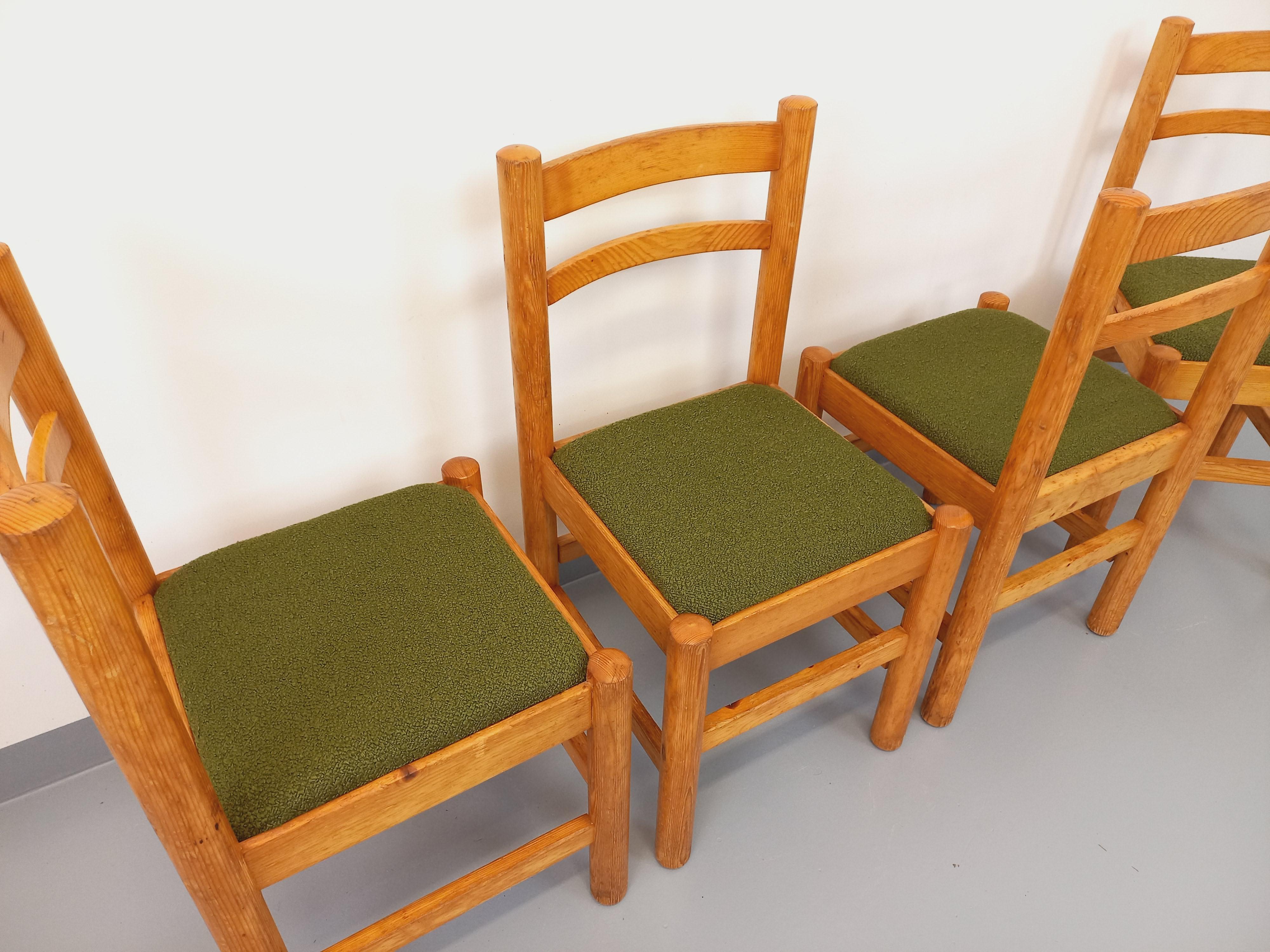 Francese Suite di 4 sedie a sdraio vintage in spillo e tessuto bouclette vert kaki degli anni '70 in vendita