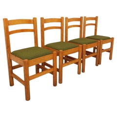 Suite de 4 chaises vintage en pin et tissu bouclette vert kaki des années 70