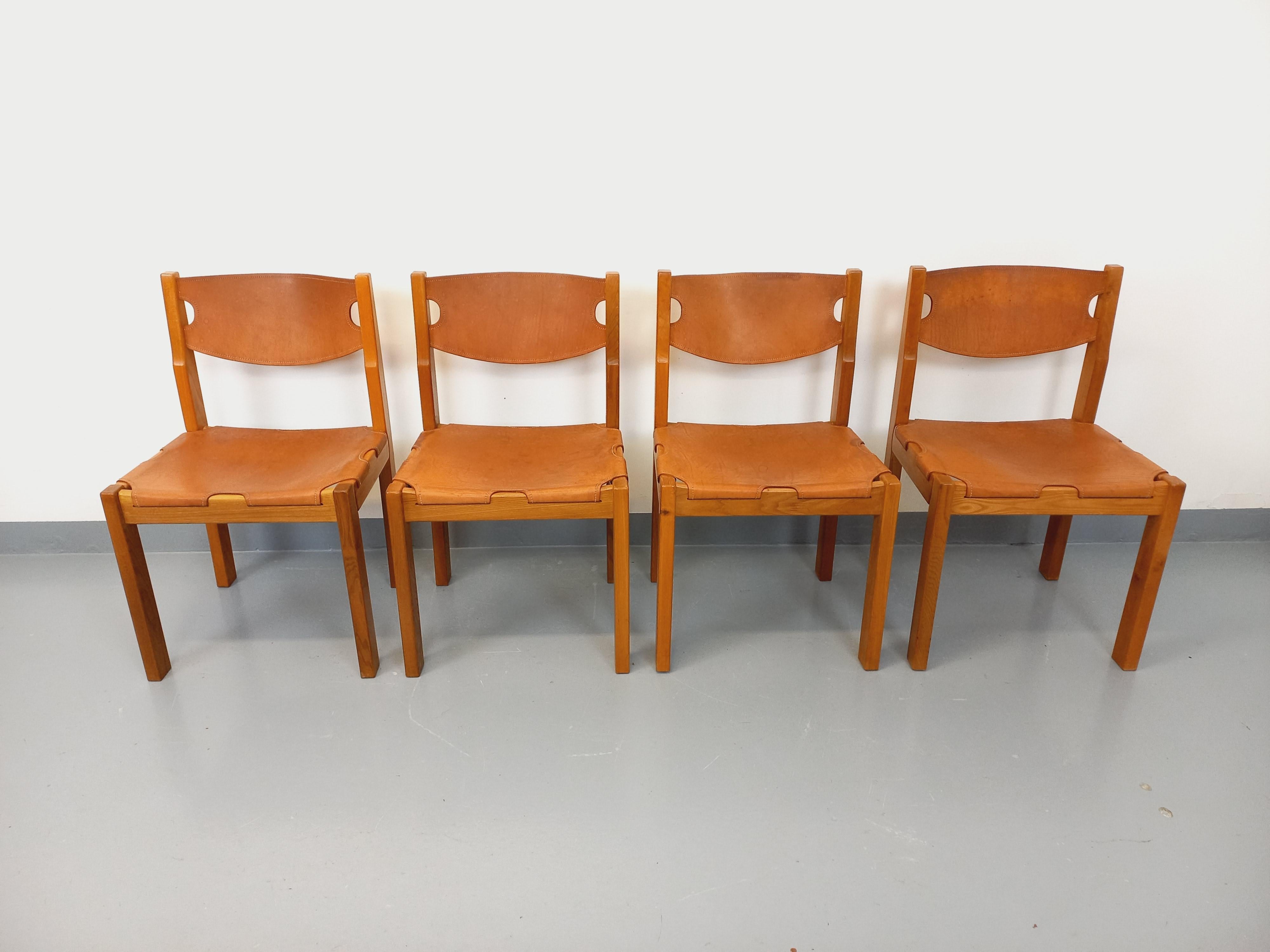 4 chaise vintage della Maison Regain degli anni 70 80, struttura e fascicoli in orme bionde massicce, fascicoli e sedili in pelle cognac, ottimo stato generale con macchie e segni d'uso e del tempo che passa.
Rif. 250 610
Altezza: 82 cm
Dimensioni: