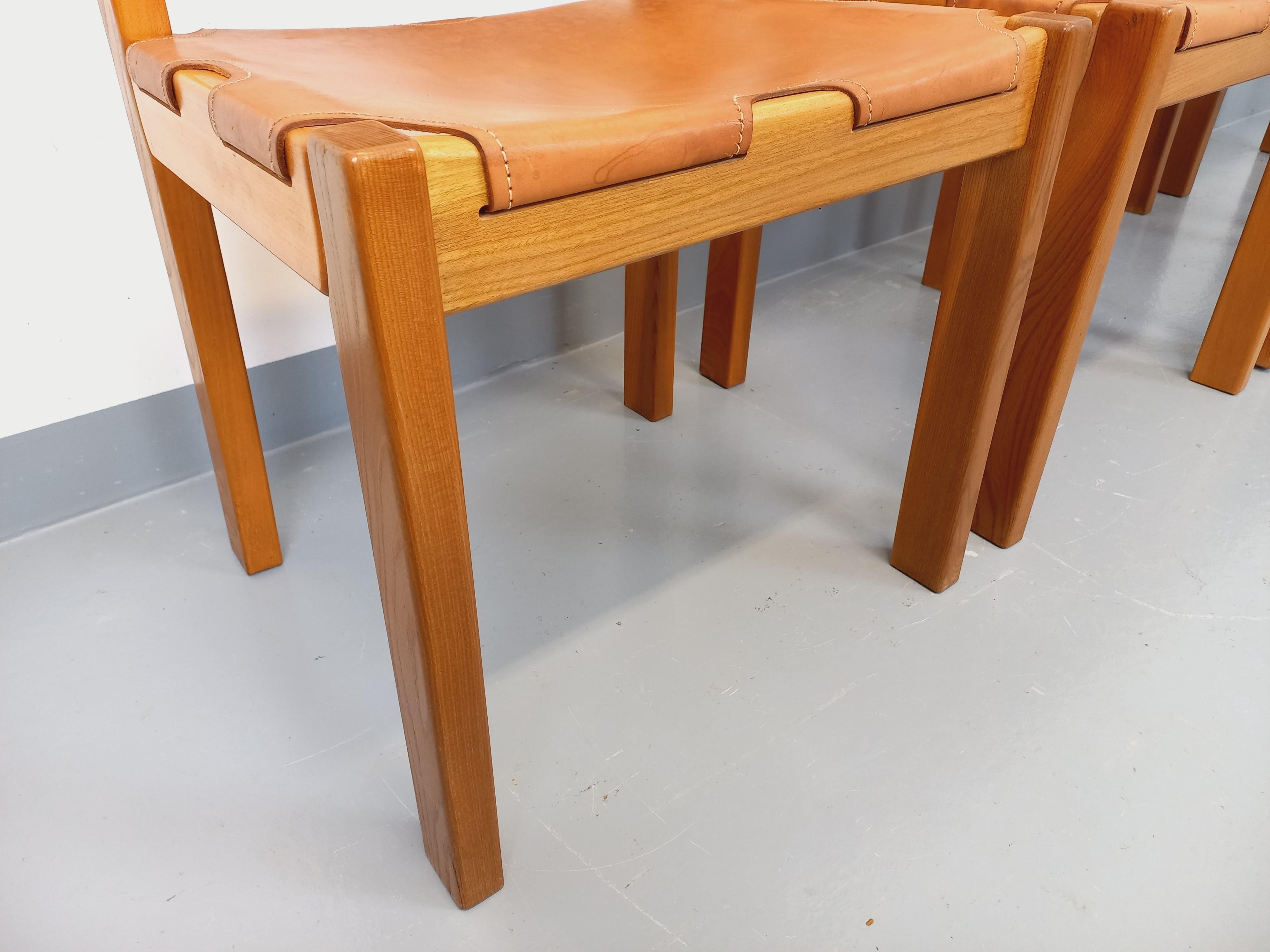 Mid-Century moderno Suite di 4 sedie a sdraio vintage Maison Regain in orme e pelle degli anni 70-80 in vendita