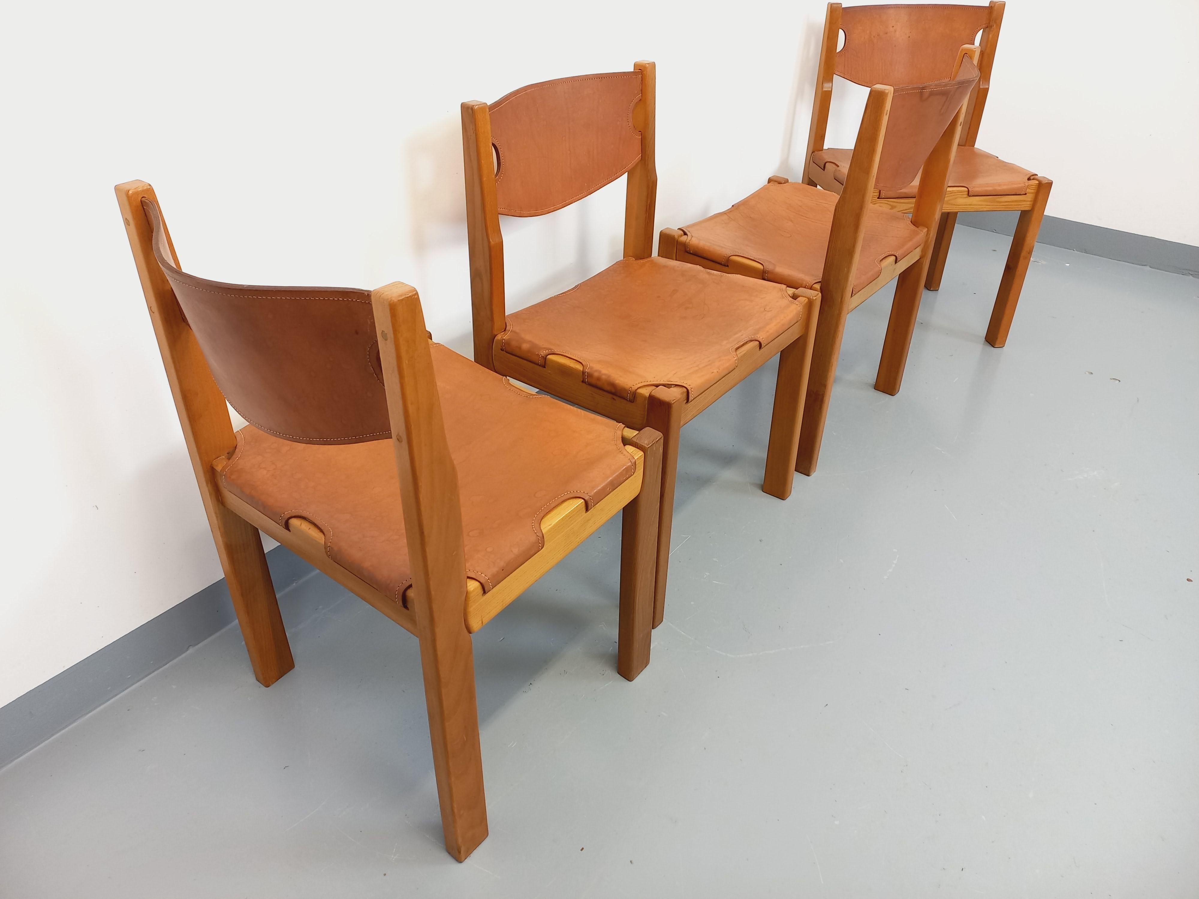 Pelle Suite di 4 sedie a sdraio vintage Maison Regain in orme e pelle degli anni 70-80 in vendita