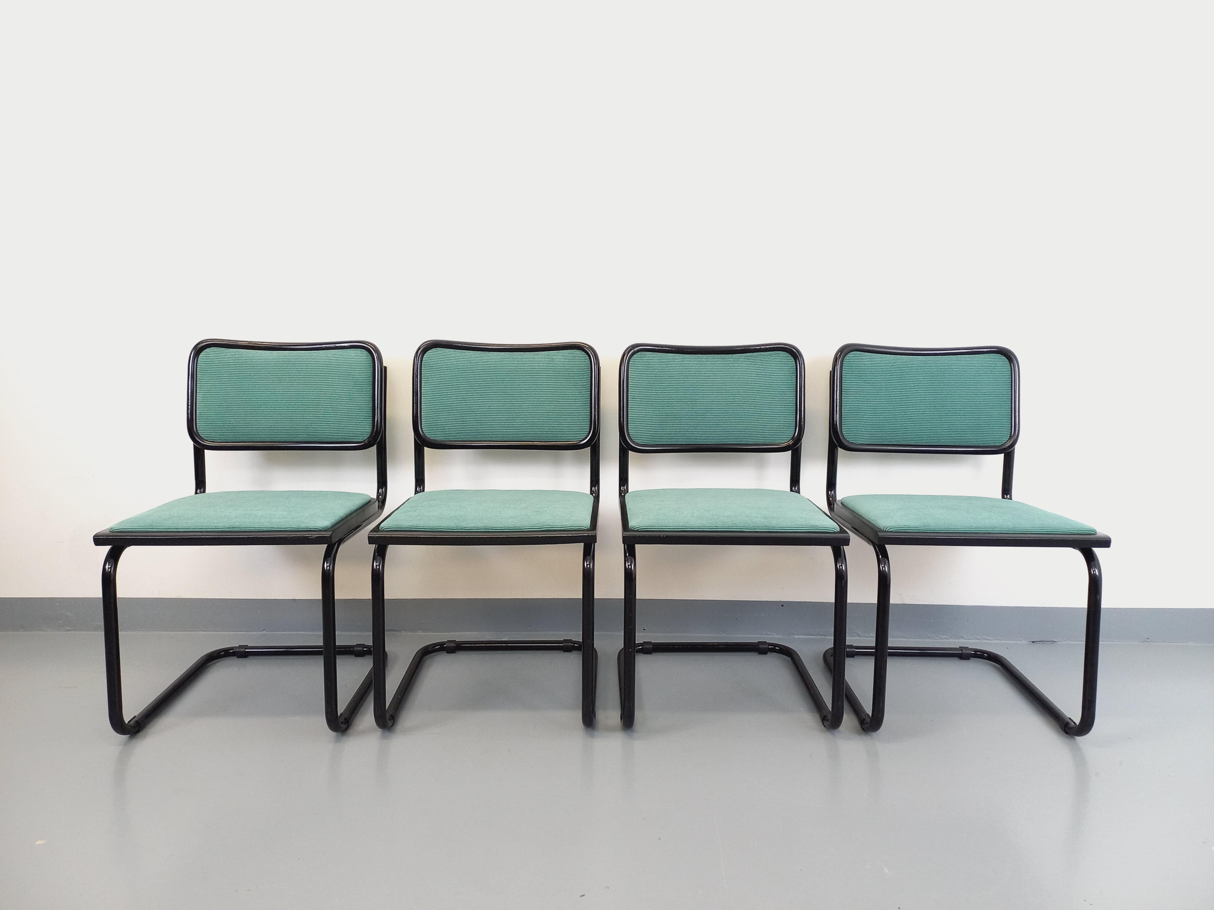 Suite de 4 chaises vintage Marcel Breuer Cesca B32 in stile Bauhaus in métal noir in vendita 4