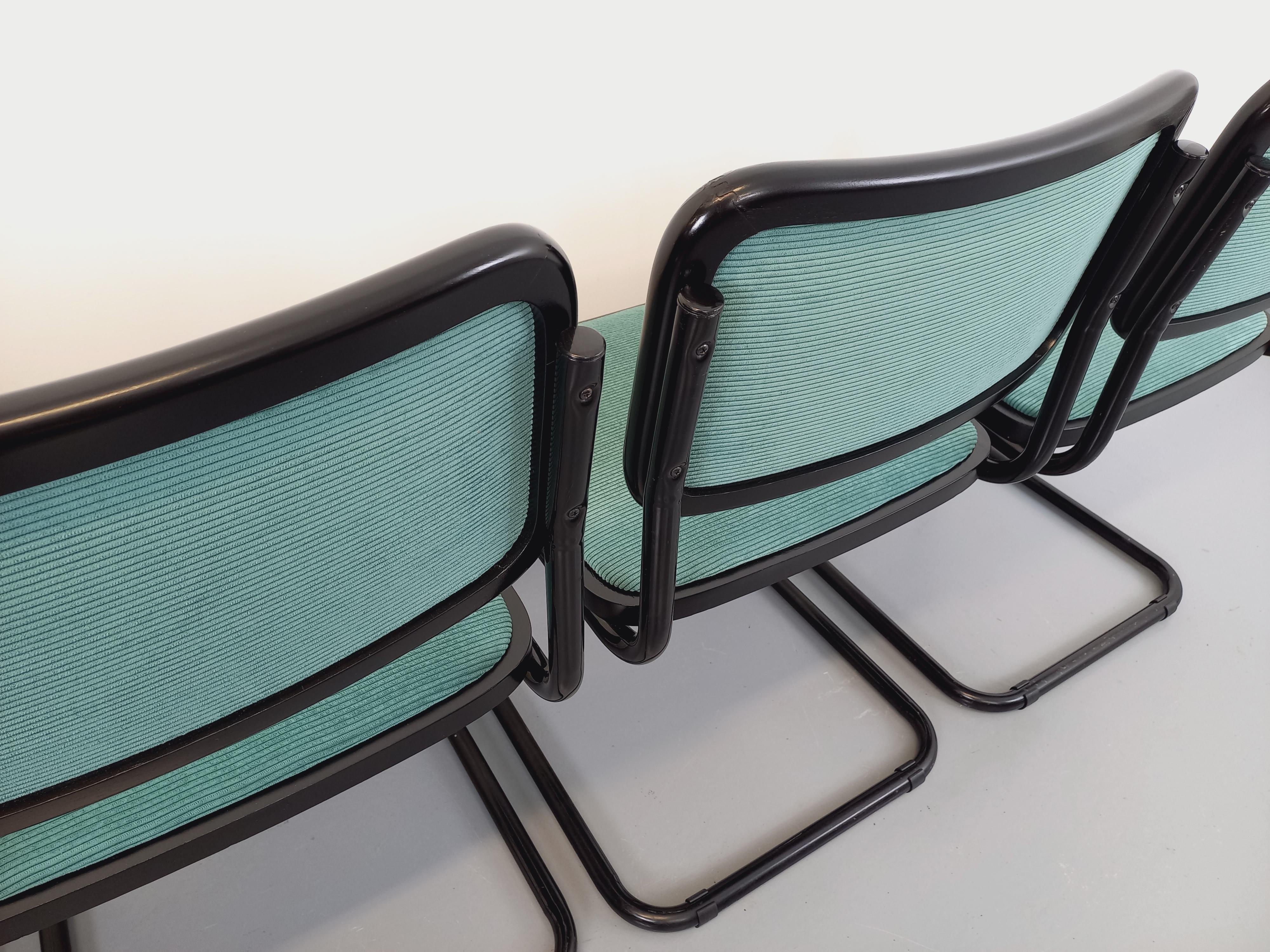 Suite de 4 chaises vintage Marcel Breuer Cesca B32 in stile Bauhaus in métal noir in vendita 6