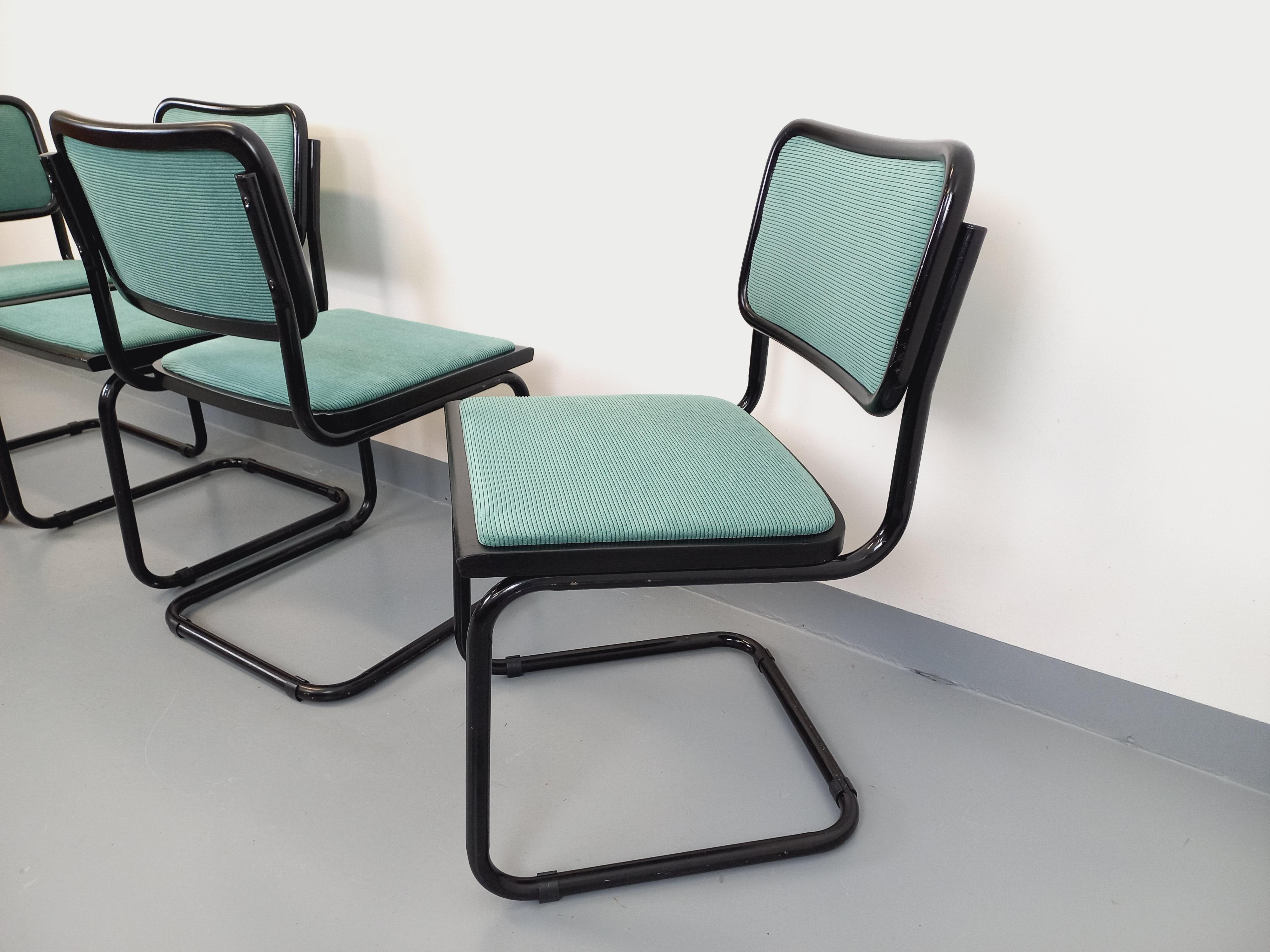 Suite de 4 chaises vintage Marcel Breuer Cesca B32 in stile Bauhaus in métal noir in vendita 9